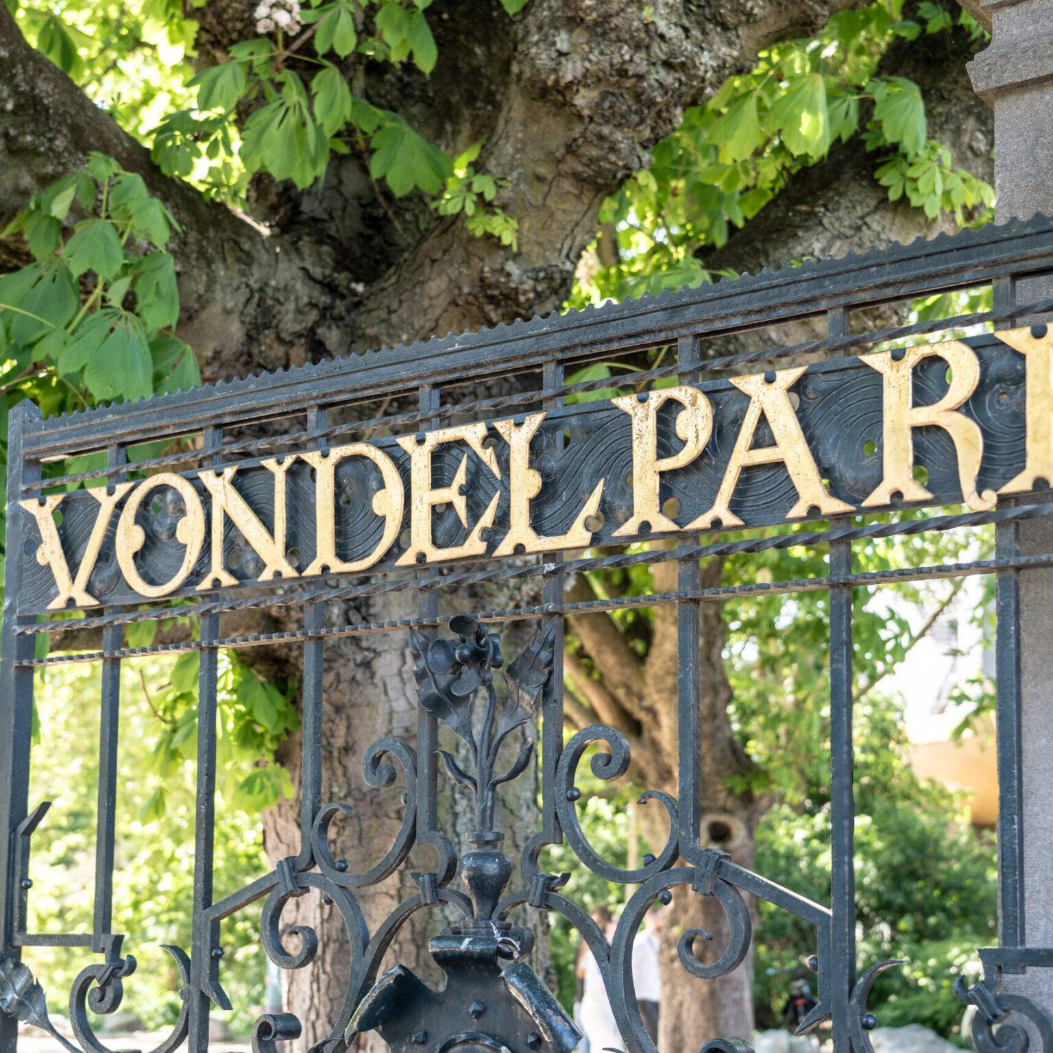 Eingangstor des Vondelparks in Amsterdam.