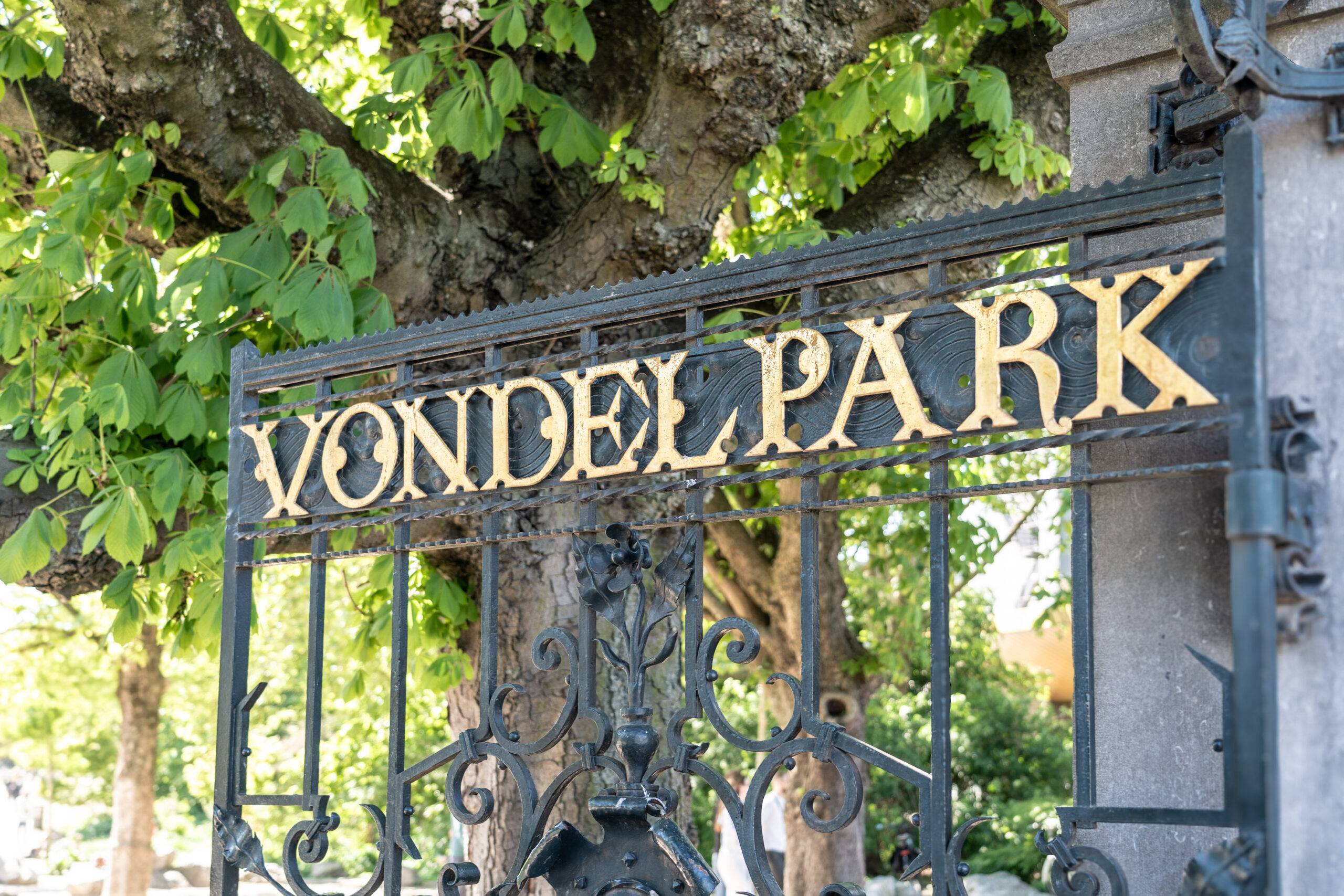 Eingangstor des Vondelparks in Amsterdam.