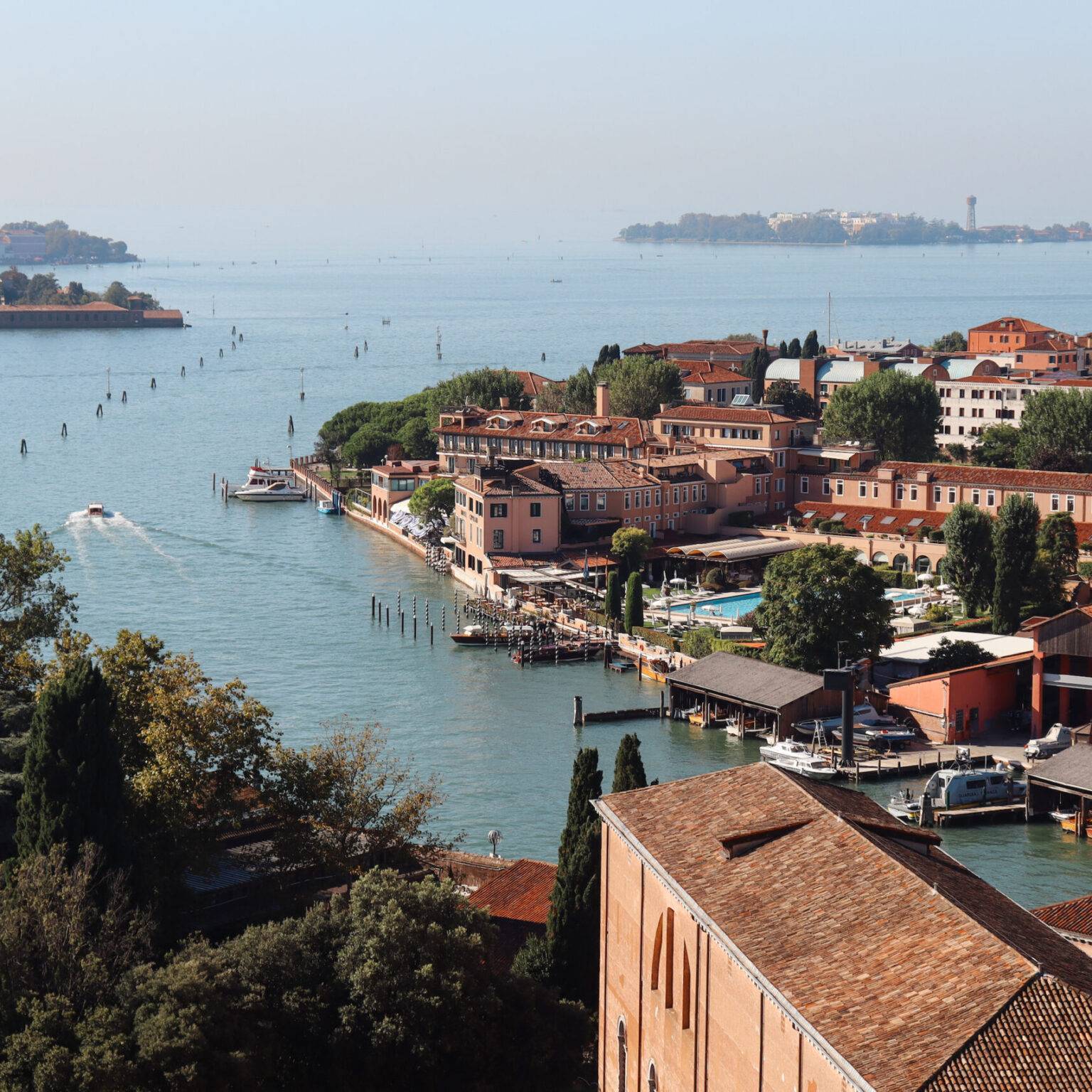 Die Insel San Giorgio Maggiore von oben mit dem Kanal und dem Meer im Hintergrund.