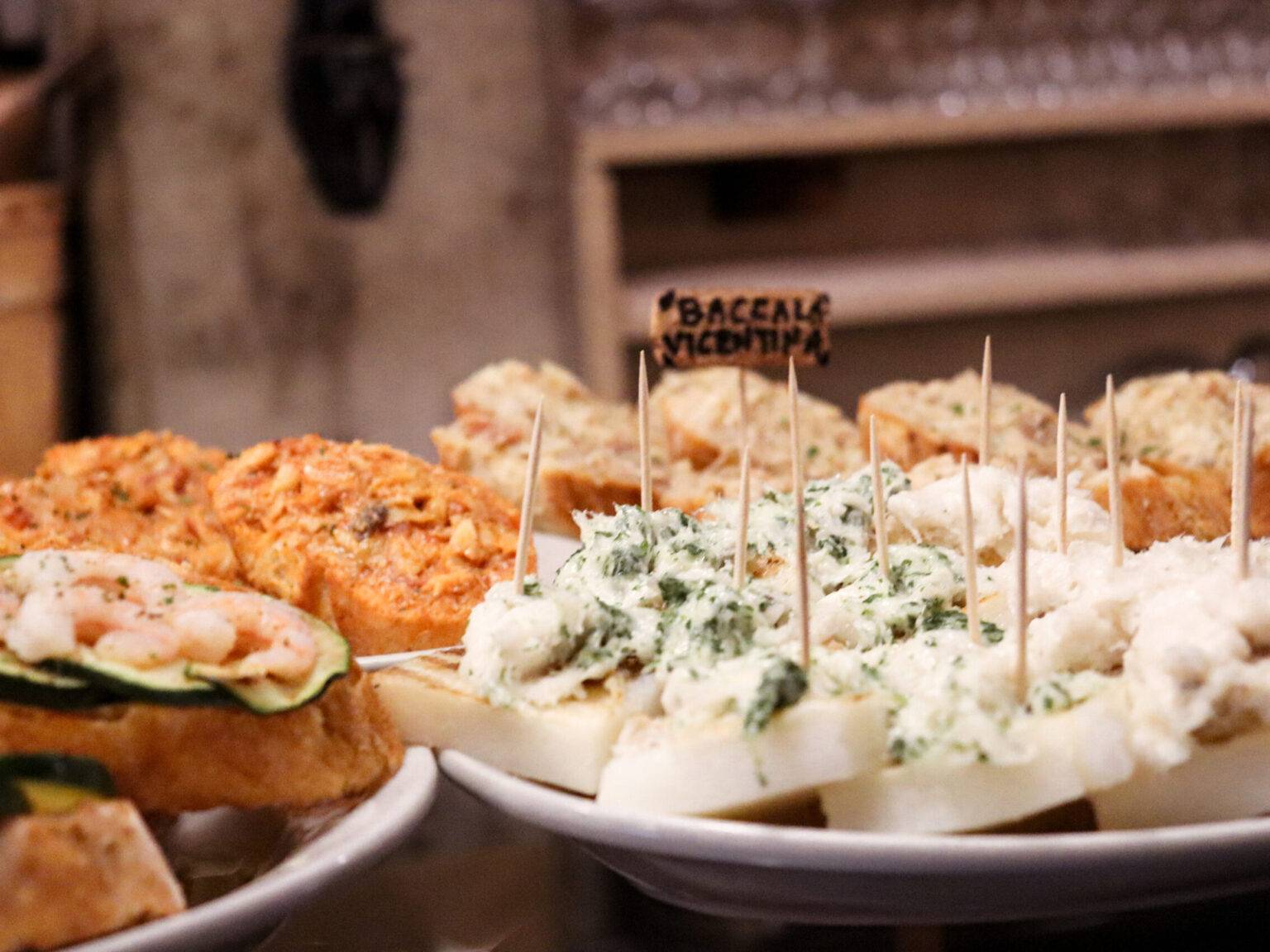 Verschiedene Cicchetti in der Cantina Do Mori.