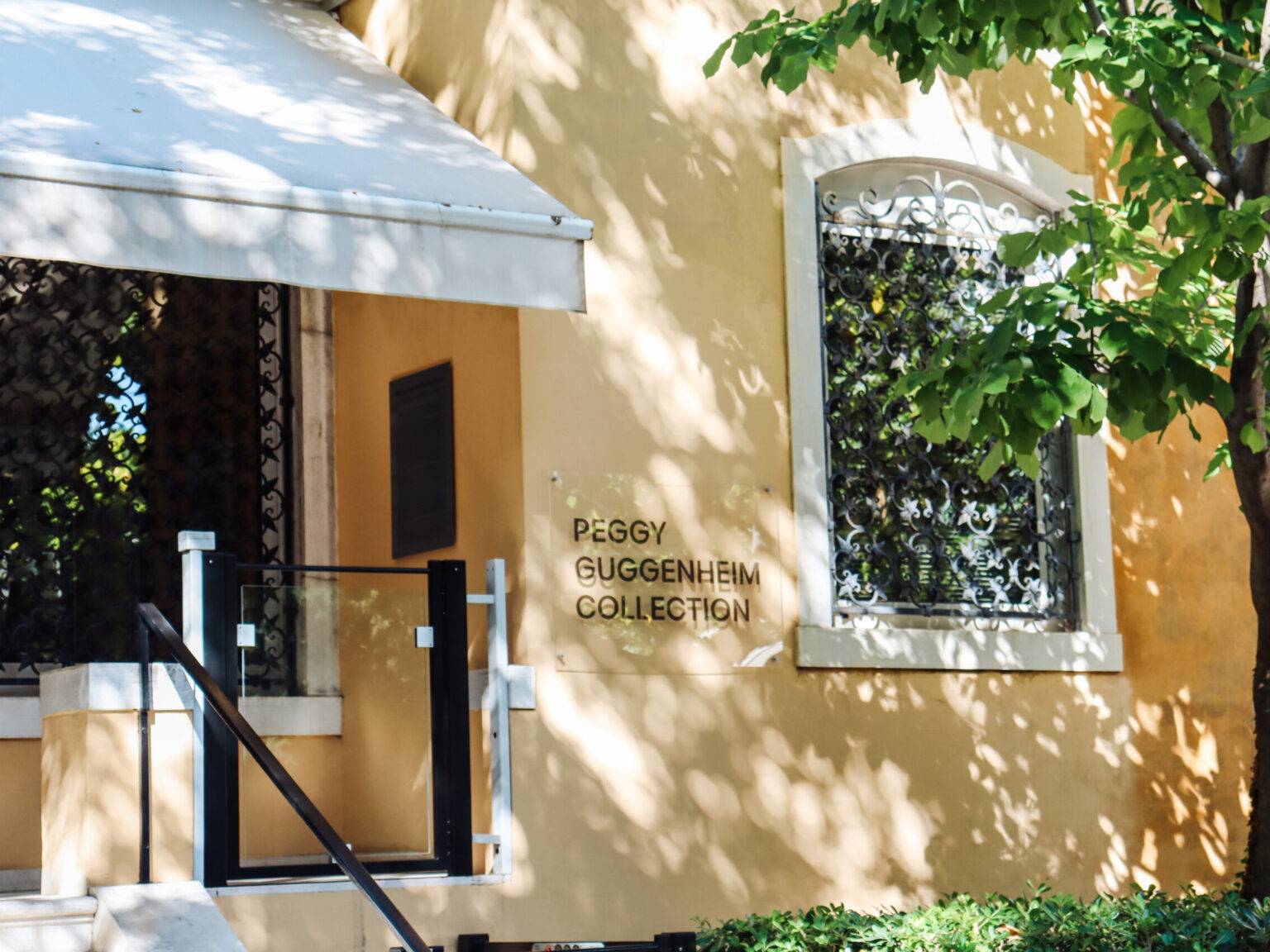 Das gelbe Gebäude der Peggy Guggenheim Collection von außen.