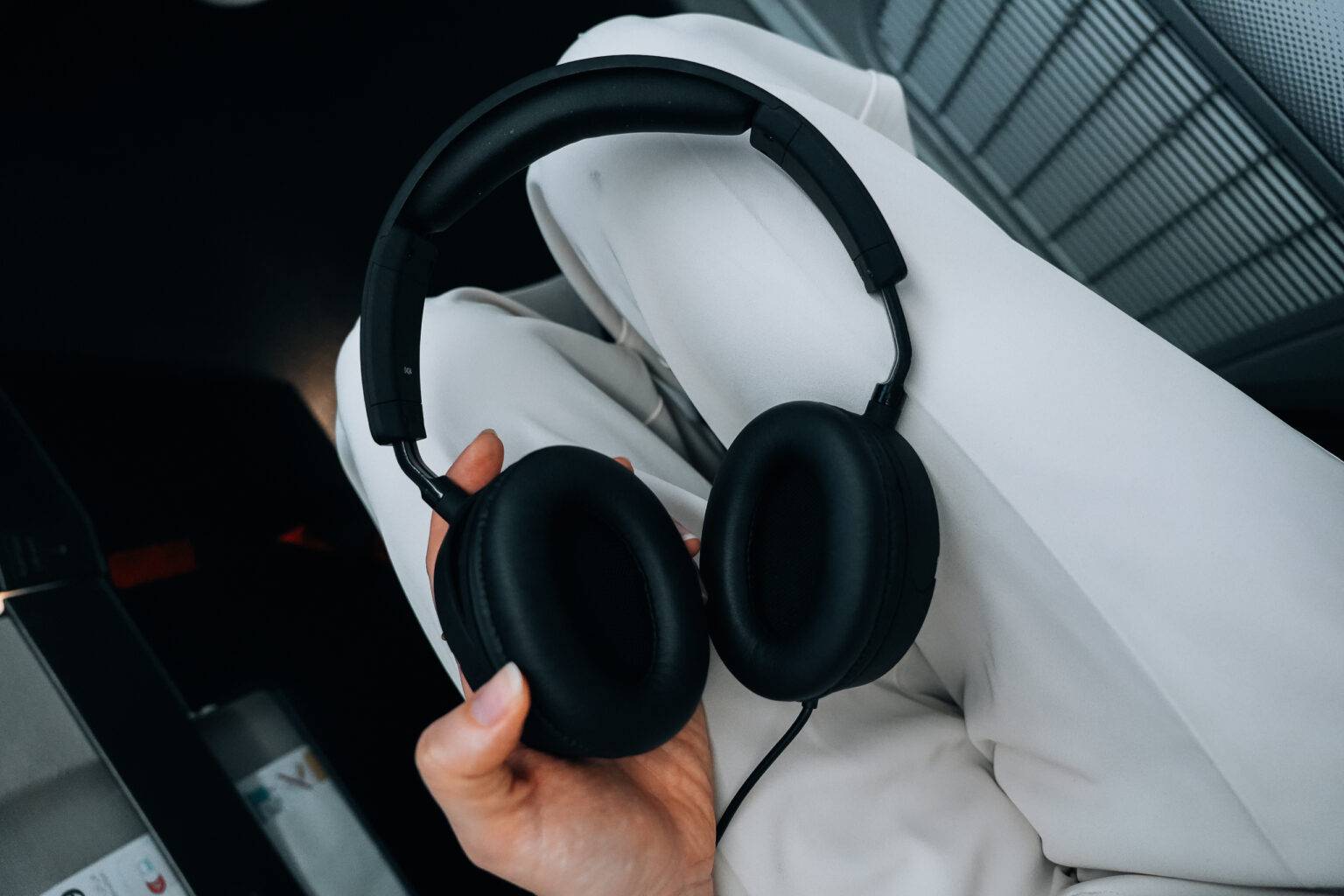 Schwarze Over-Ear-Kopfhörer mit weißem Polsterungsset vor hellem Hintergrund.
