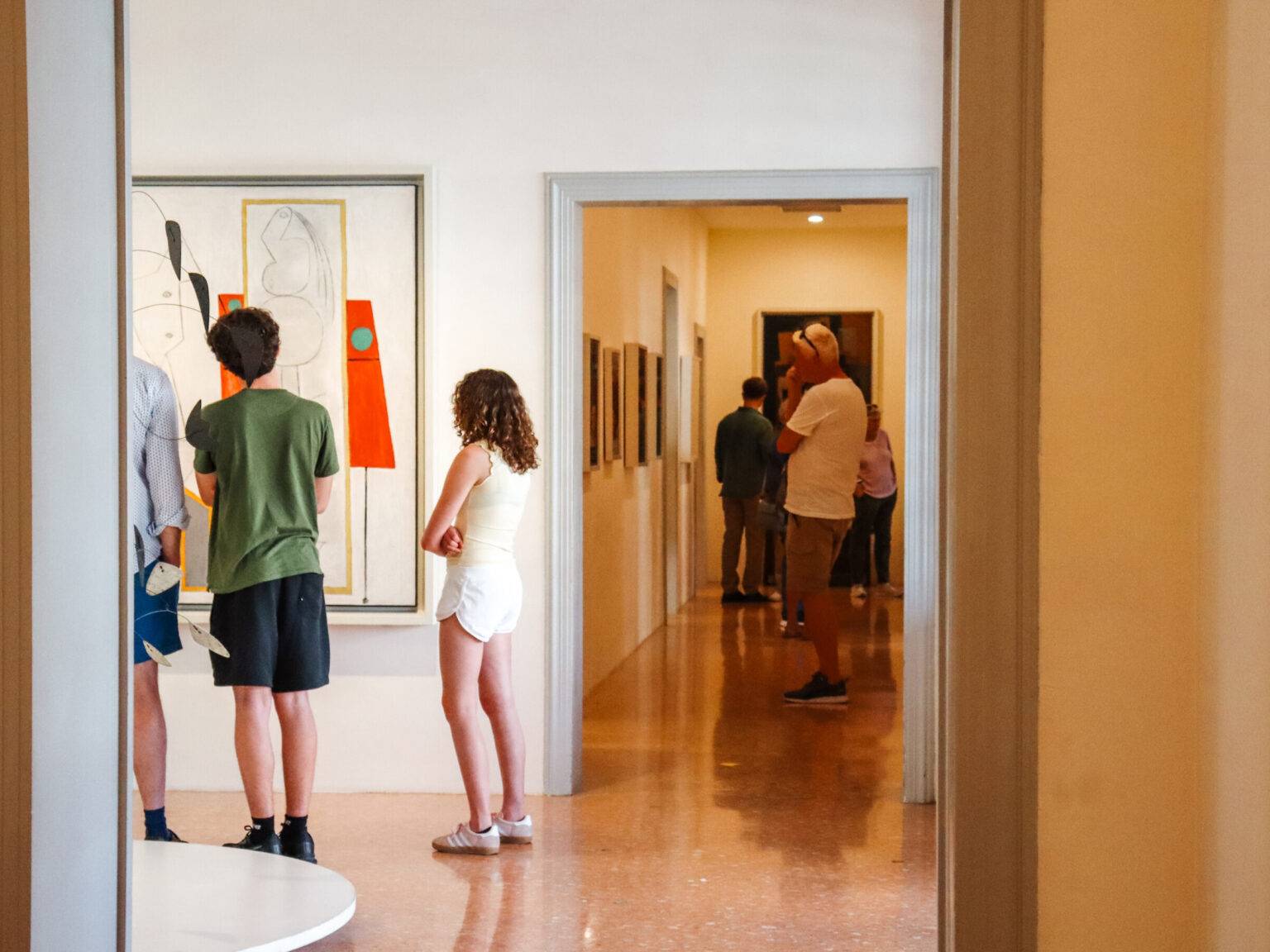 Besucherinnen und Besucher beim Betrachten der Kunstwerke im Peggy Guggenheim Museum.