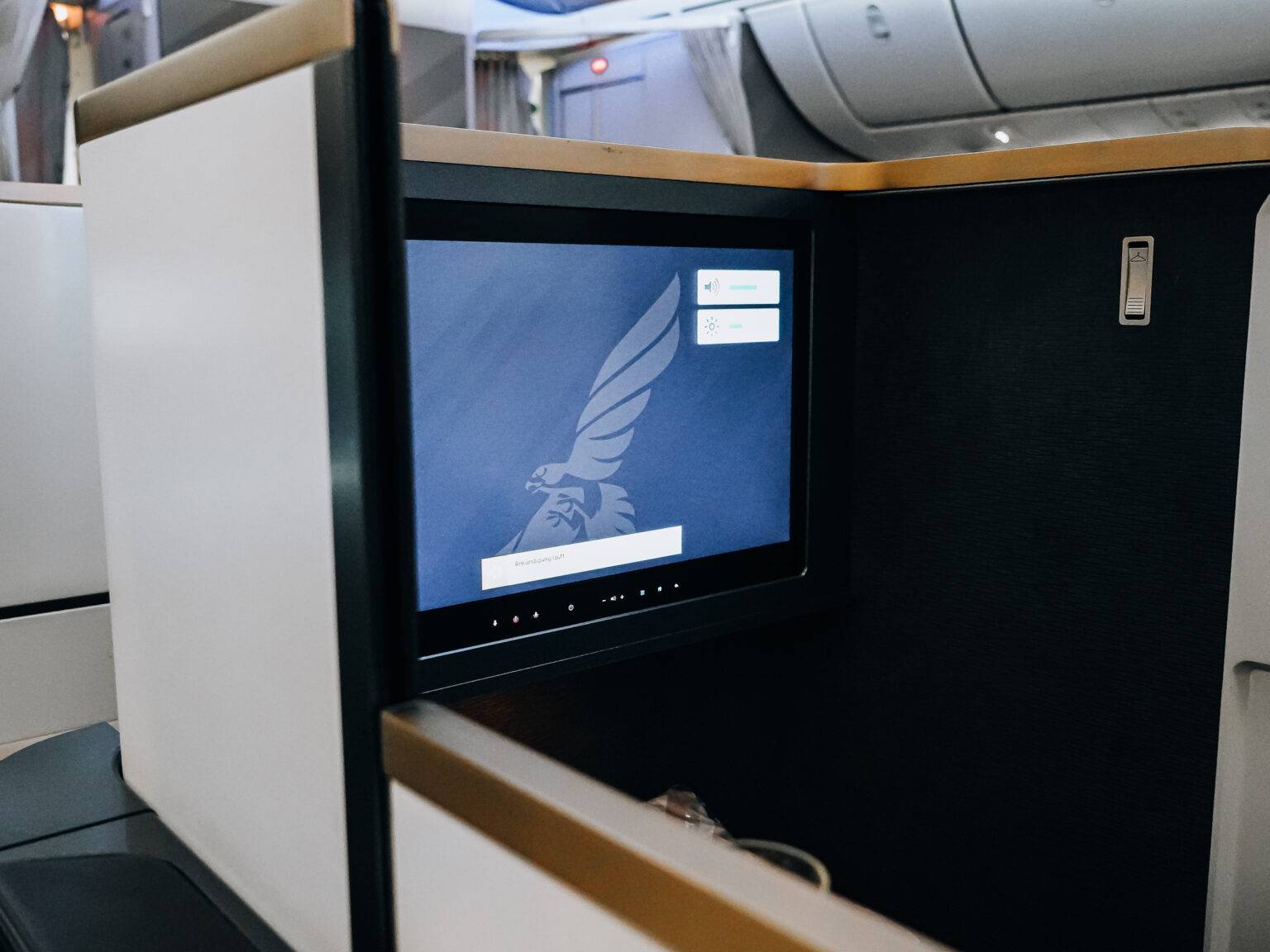 Business-Class-Suite von Gulf Air im Boeing 787 Dreamliner mit großem Bildschirm, direktem Gangzugang und viel Privatsphäre.
