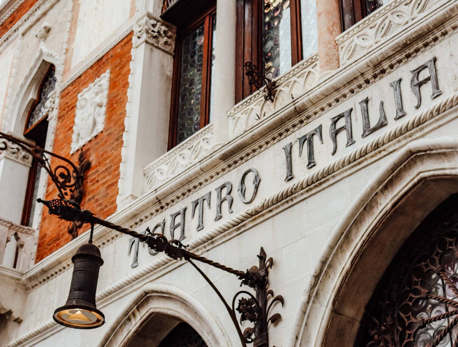Die Fassade eines ehemaligen Teatro Italia, in dem jetzt ein Supermarkt ist.