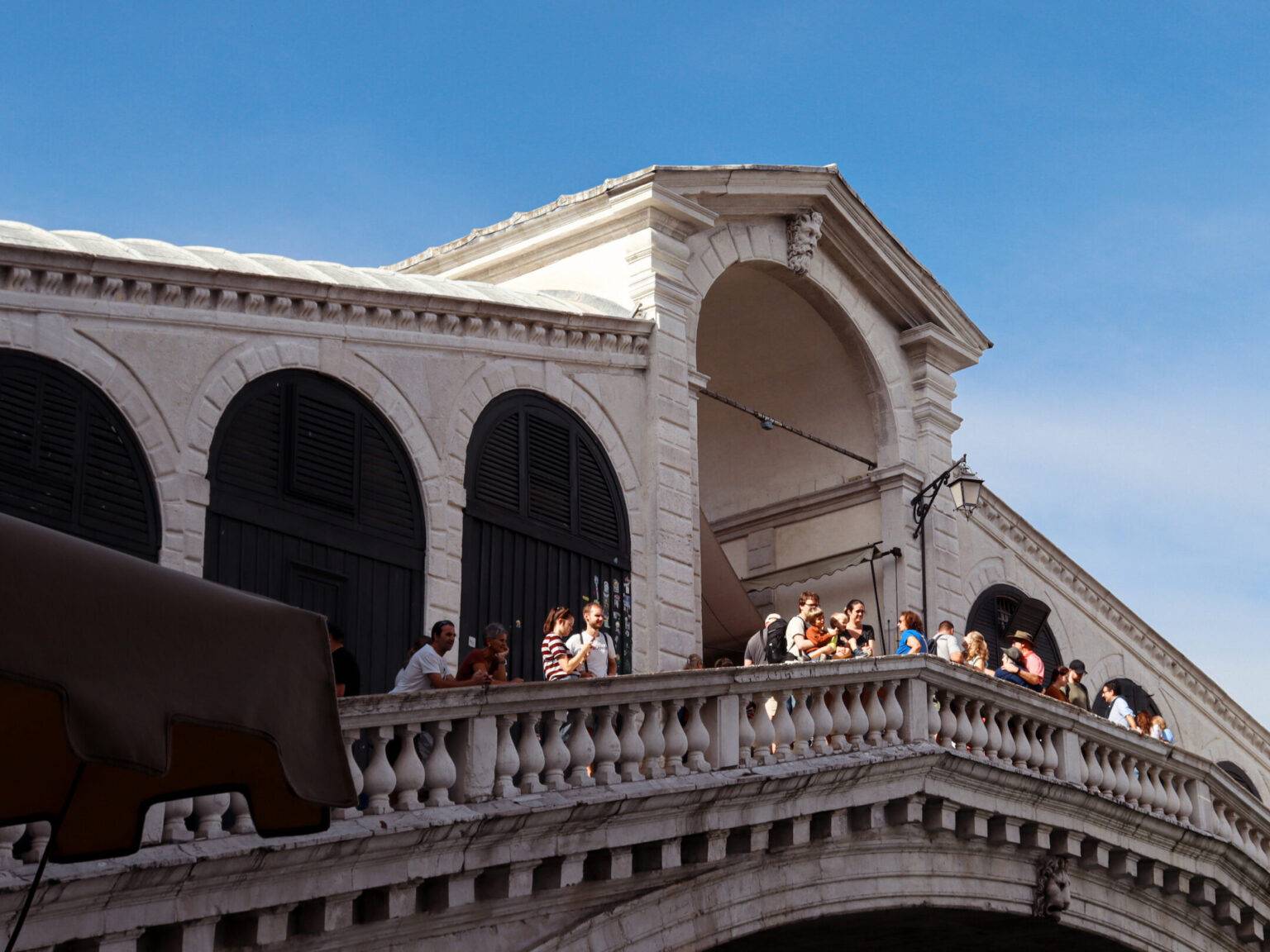 Die Rialtobrücke von unten mit vielen Touristinnen und Touristen.