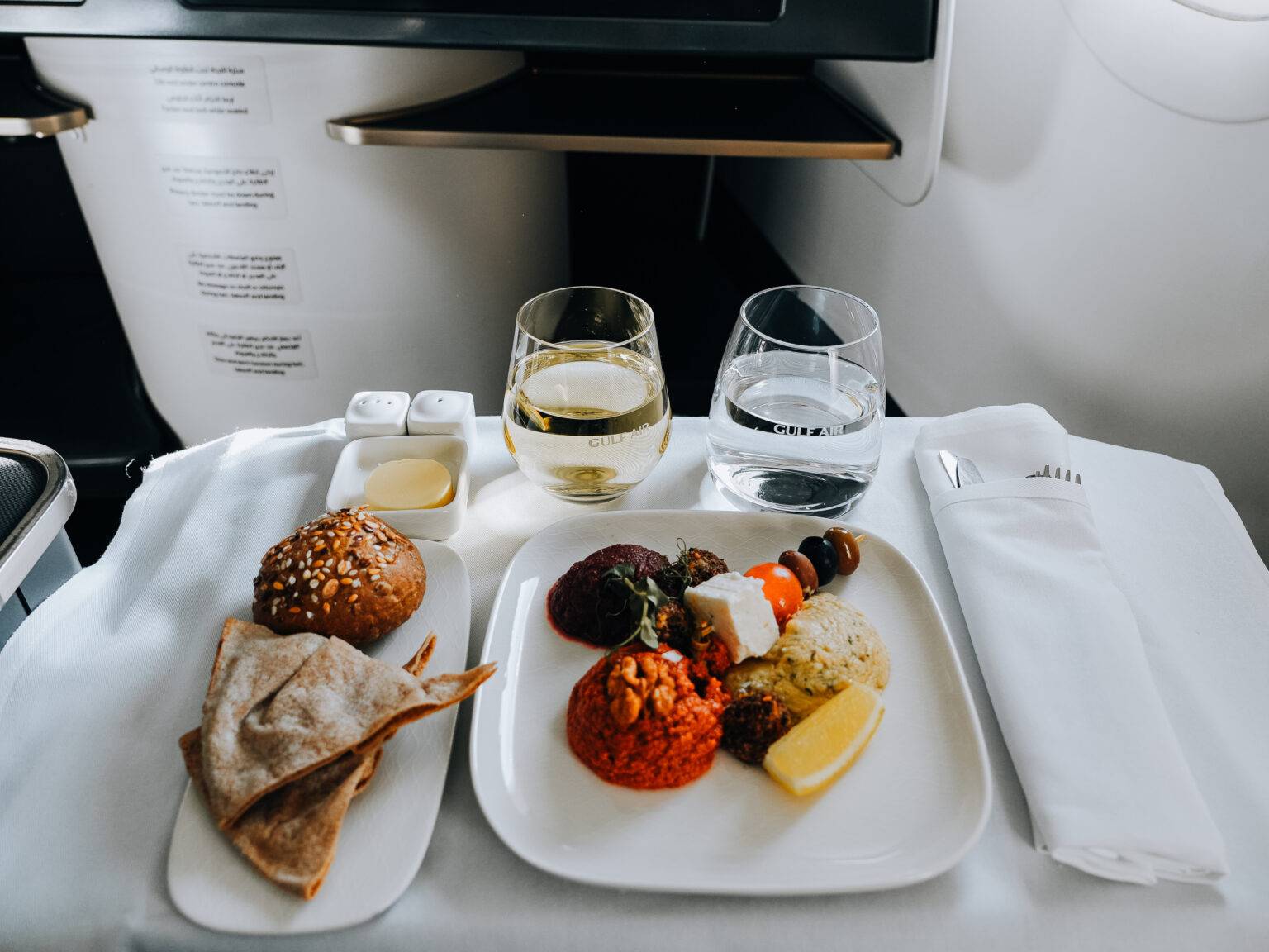Mezze-Vorspeise mit verschiedenen Dips, Brot und Getränken in der Gulf Air Business Class.