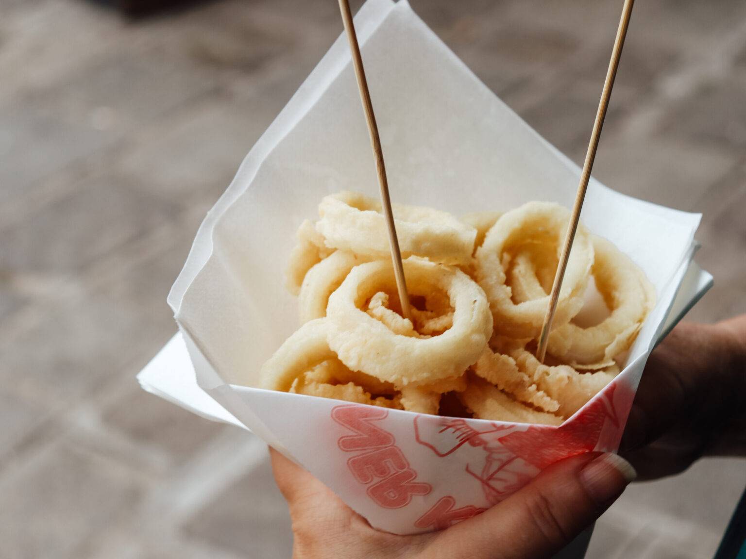 Eine Papiertüte mit frittierten Calamari.