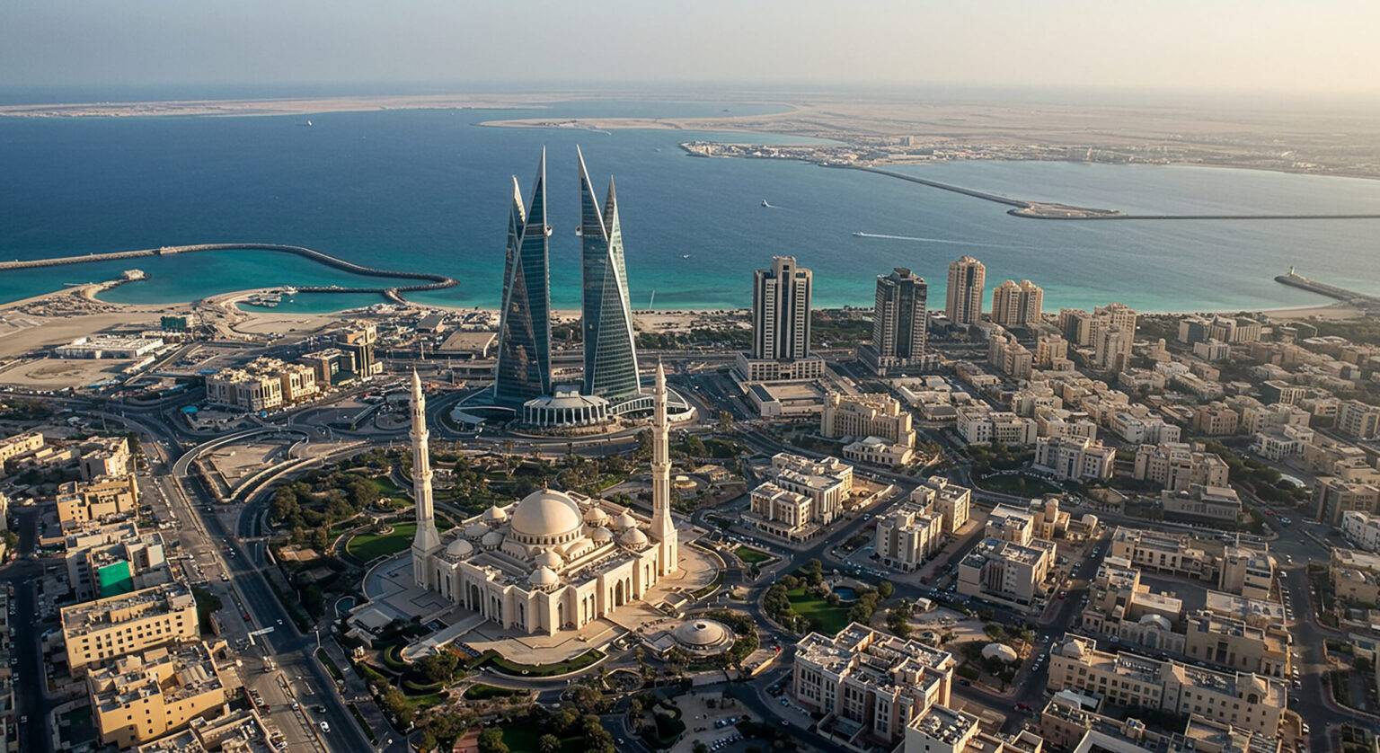 Die Skyline von Bahrain mit modernen Hochhäusern und einer Mosche.