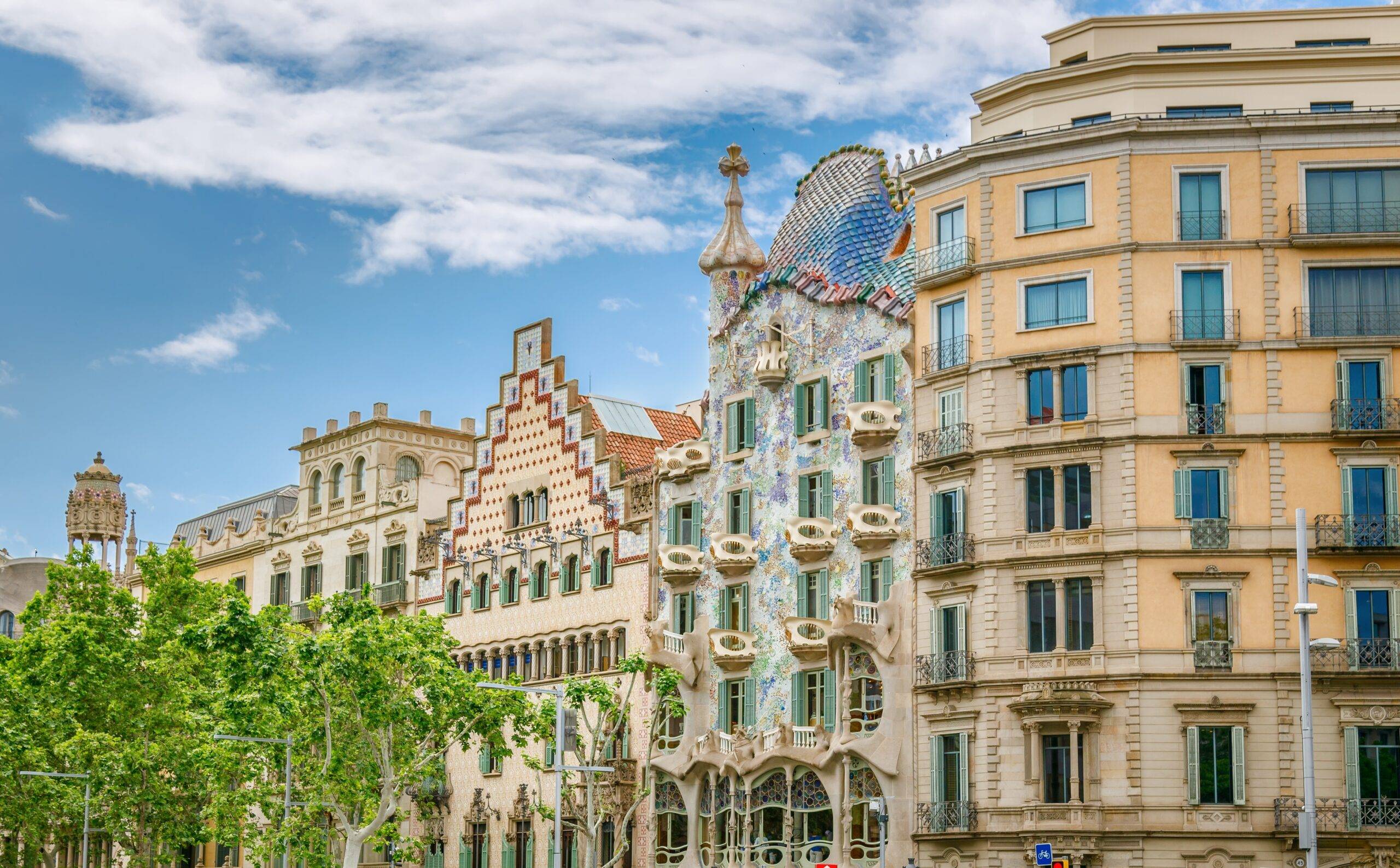 Aus einer Häuserzeile im spanischen Barcelona sticht die Casa Batllo des berühmten Architekten Antoni Gaudí besonders hervor.