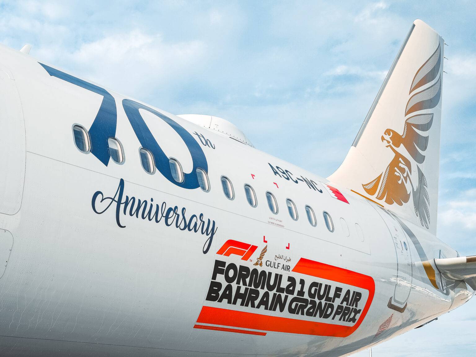Passagierflugzeug mit Jubiläumsschriftzug '75 Anniversary' und Formel-1-Partnerschaftslogo von Bahrain Grand Prix.