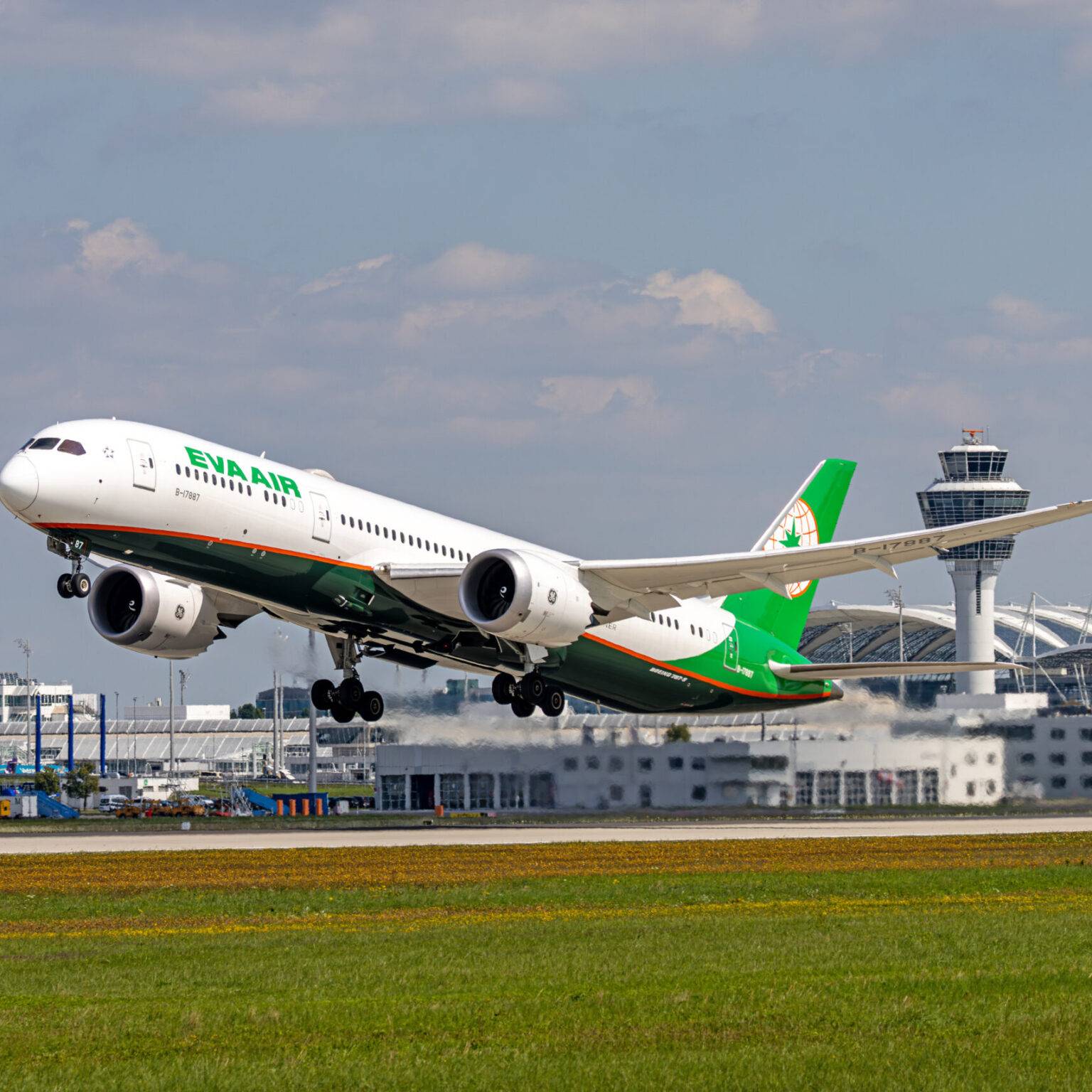 Ein Flugzeug der Airline EVA Air hebt gerade vom Rollfeld des Flughafen München ab.