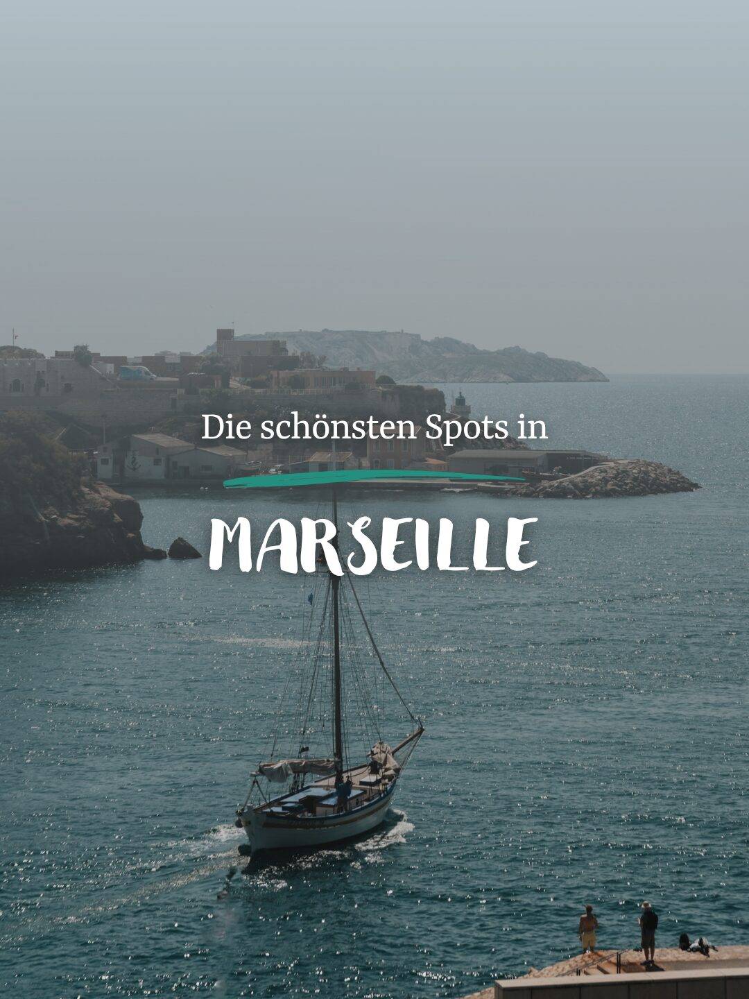 Ein Segelboot in einer Bucht von Marseille, davor die Überschrift "Die schönsten Spots in MARSEILLE".