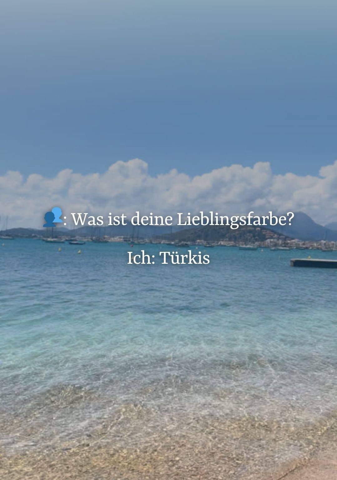 Ein Strand mit klarem, türkis-blauem Wasser, davor die Überschrift "Was ist deine Lieblingsfarbe? Ich: Türkis".