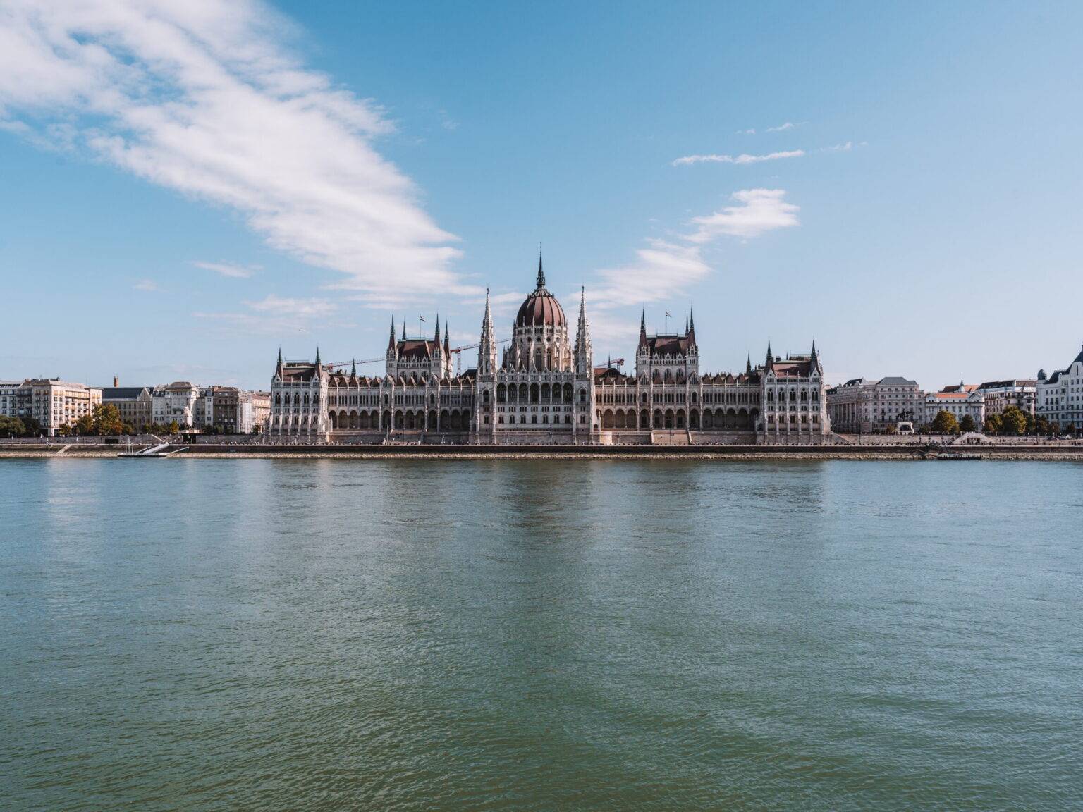 Parlamentsgebäude Budapest am Donauufer