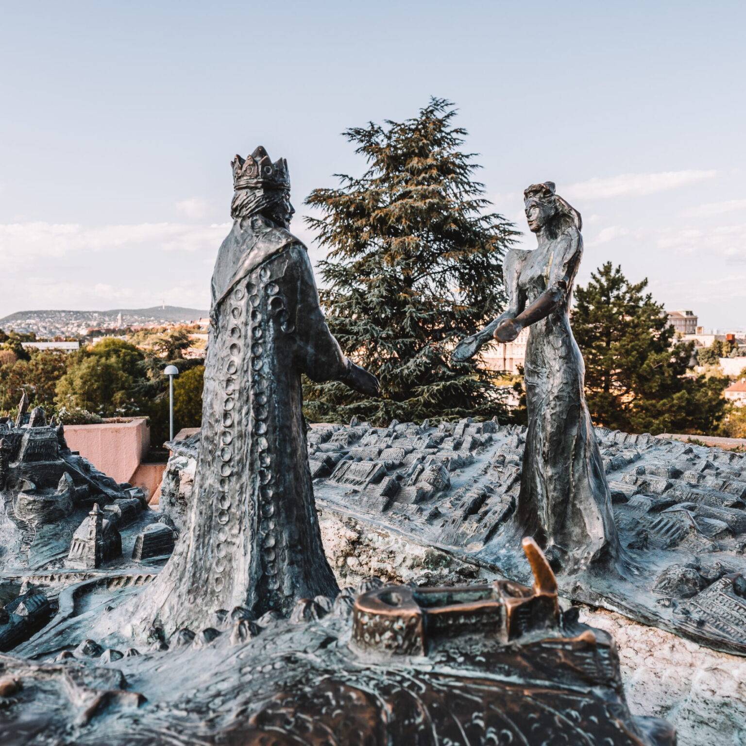 Prinzessin von Pest und Prinz von Buda-Monument Gellértberg.