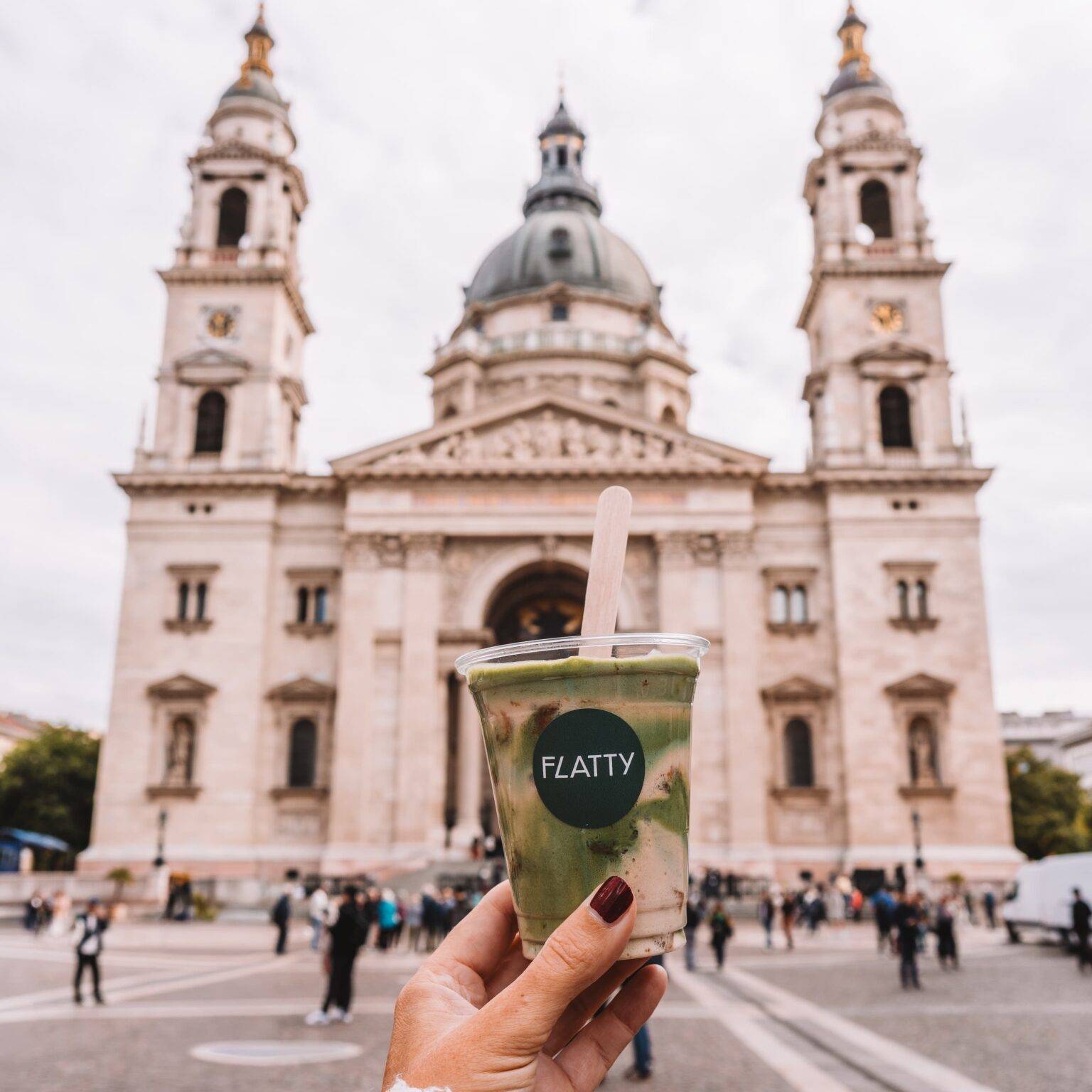 Tiramisu Latte vom Flatty Coffee Shop vor der Stephanskirche