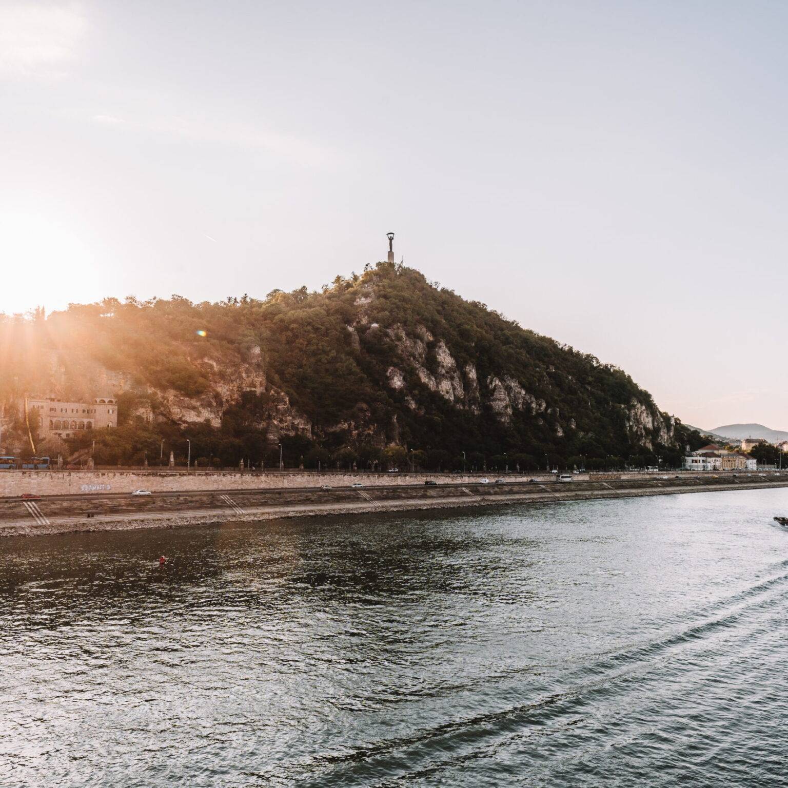Der Gellértberg mit der Freiheitsstatue in Budapest.