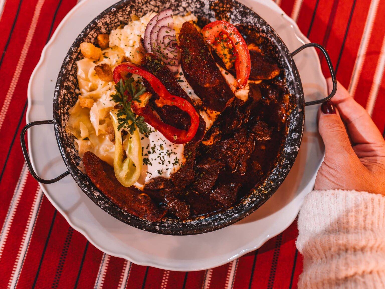 Ungarisches Pörkölt mit Cottage-Cheese-Pasta als Beilage