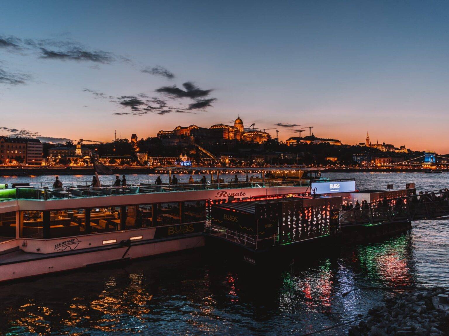 Die beleuchtete Donaupromenade von Budapest bei Nacht