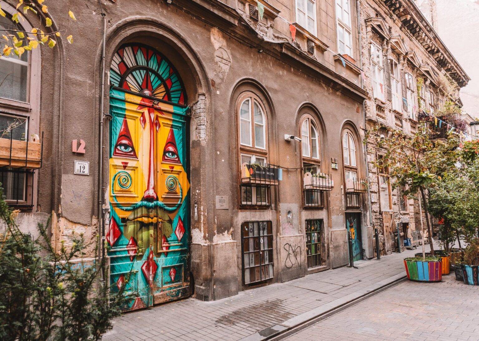 Bemalte Tür im jüdischen Viertel von Budapest