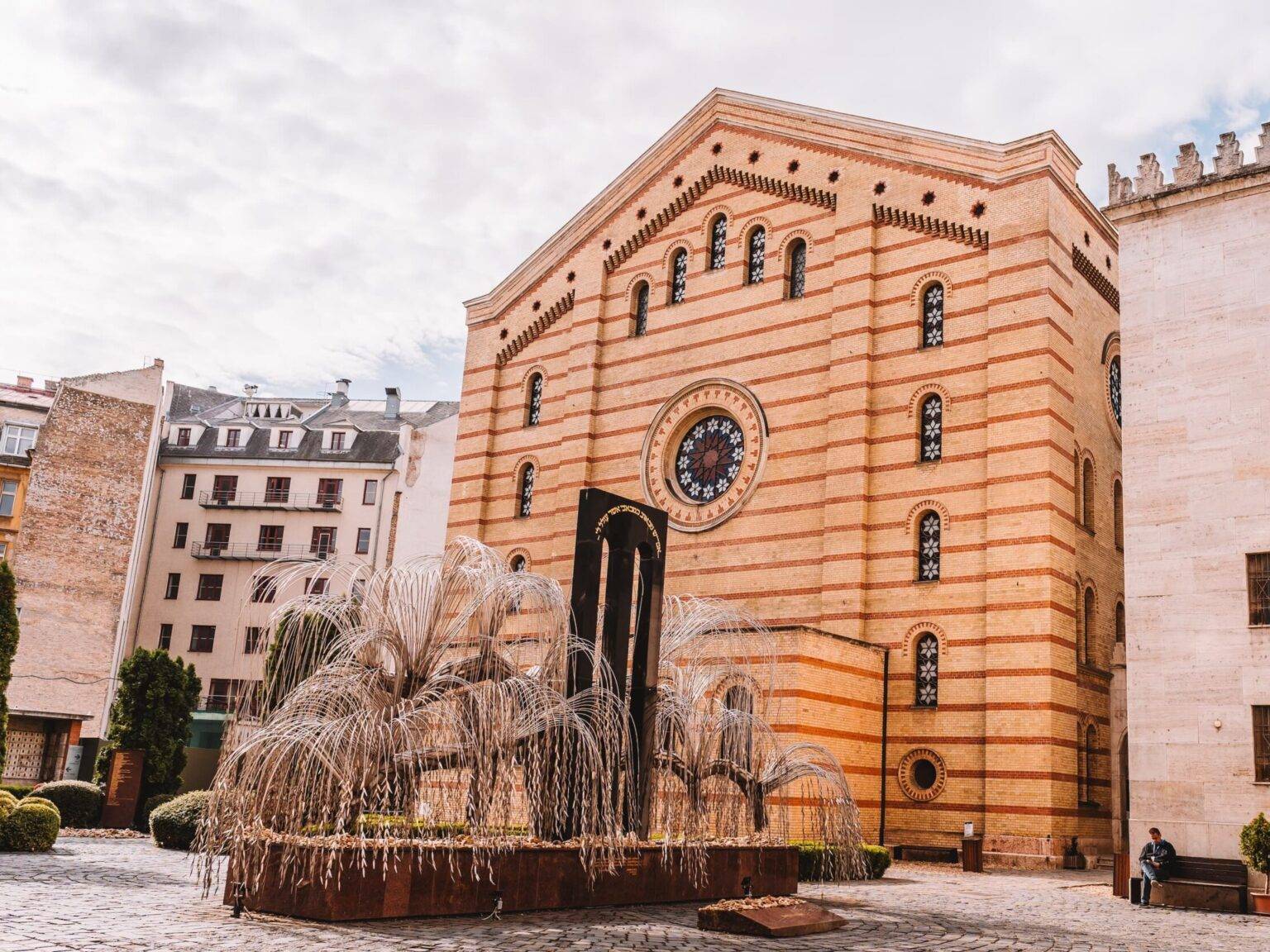 Der Baum des Lebens im Hof der Großssen Synagoge in Budapest.