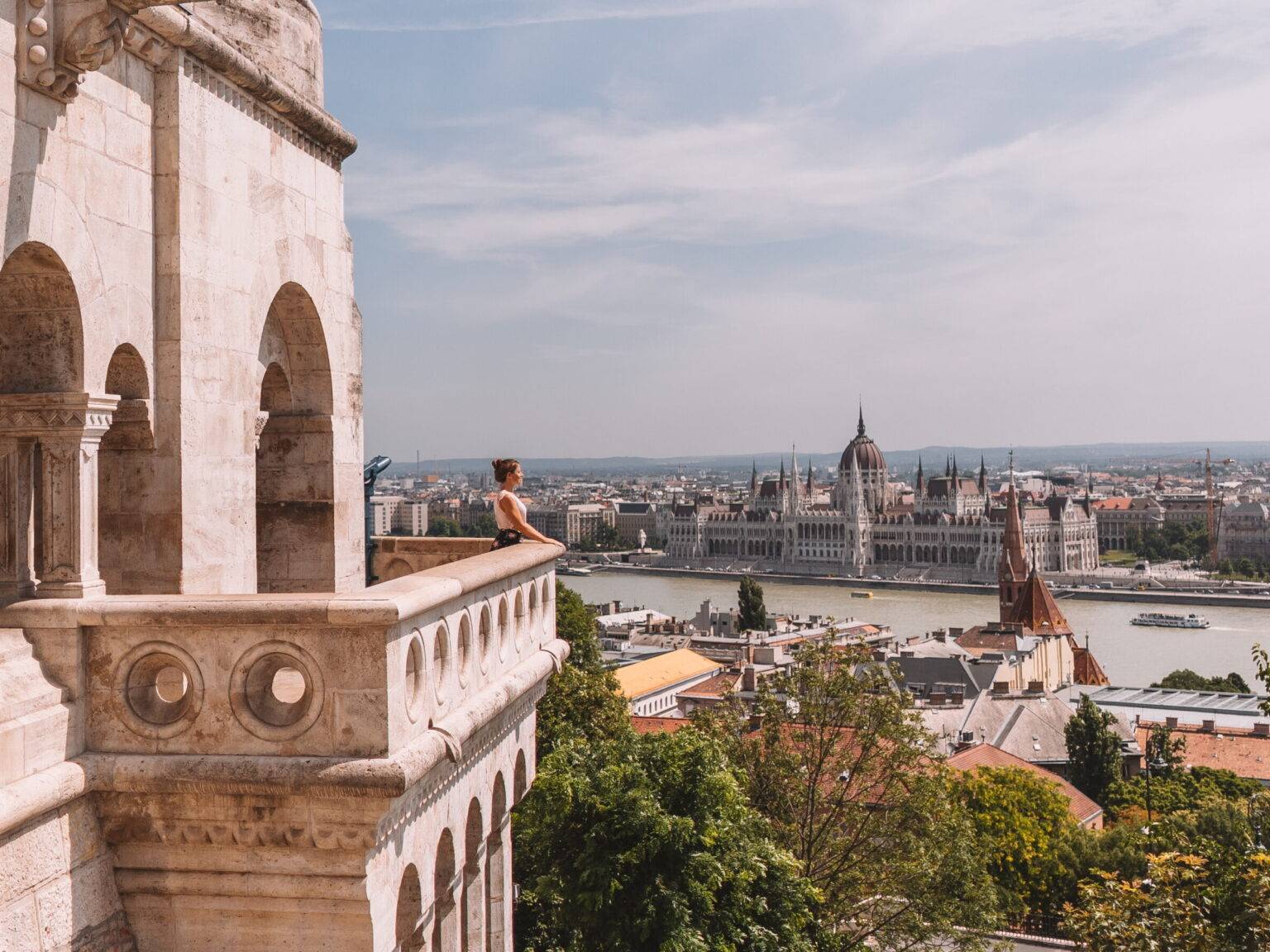 Blick auf das Parlamentsgebäude Budapest von der Fischerbastei aus fotografiert.