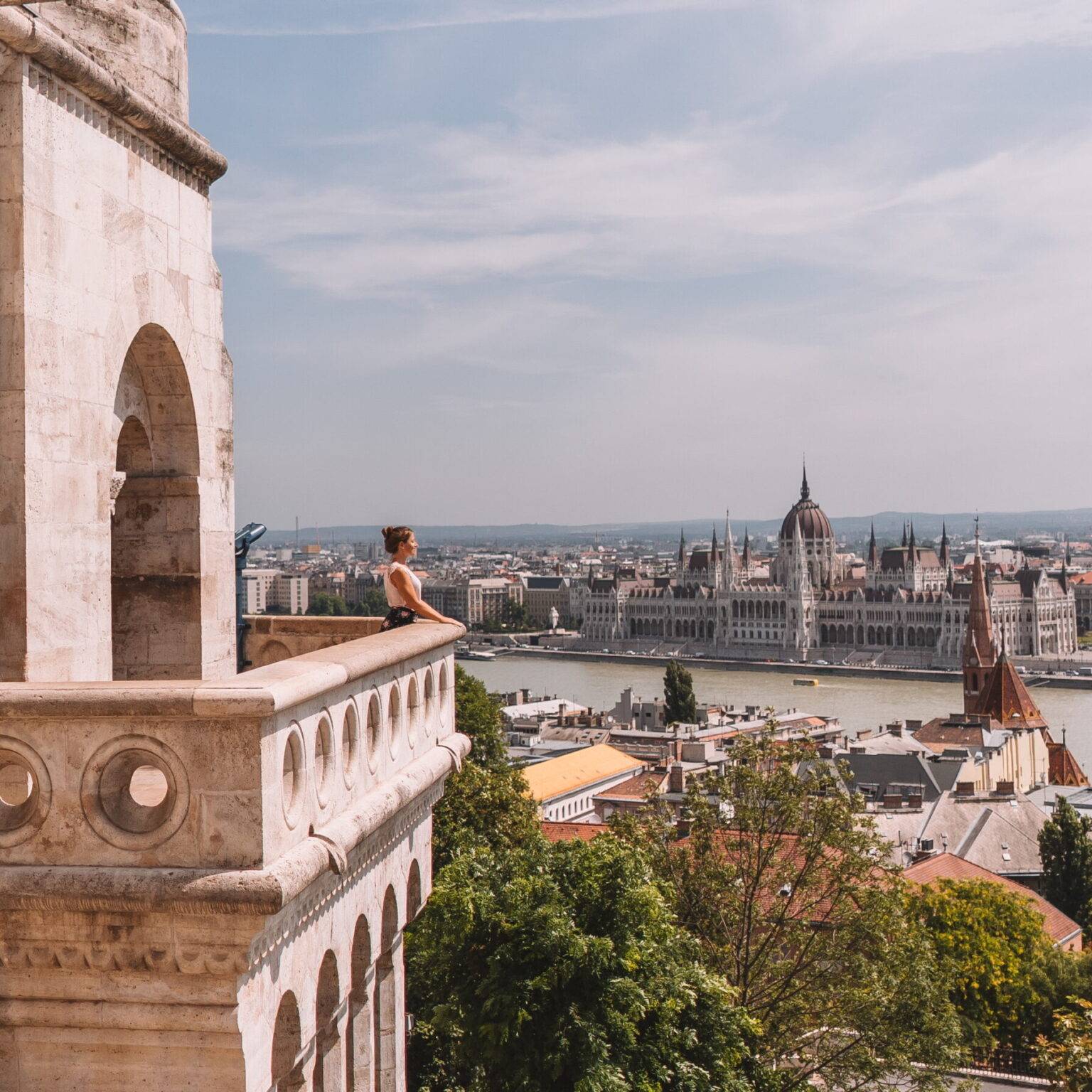 Blick auf das Parlamentsgebäude Budapest von der Fischerbastei aus fotografiert.