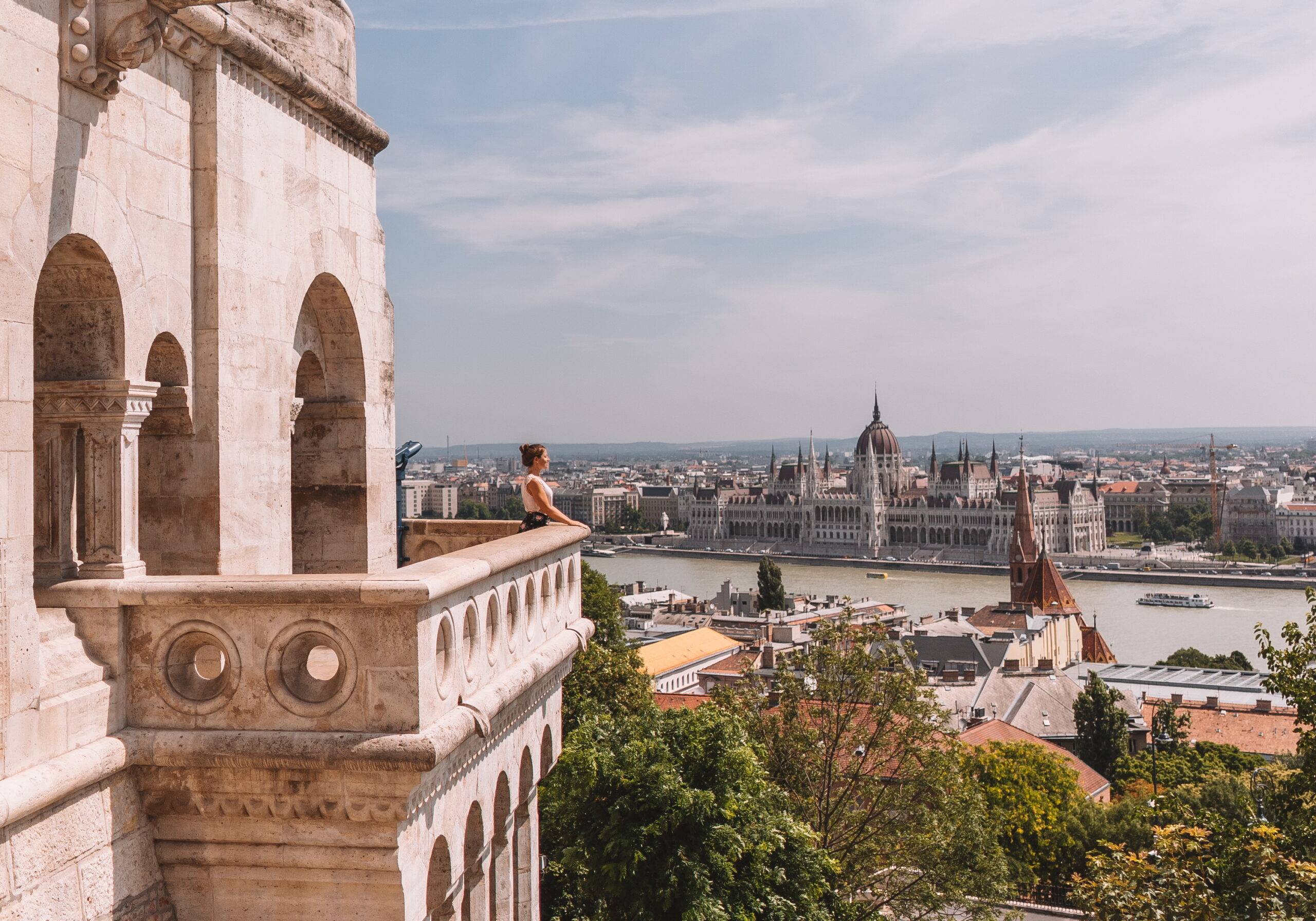 Blick auf das Parlamentsgebäude Budapest von der Fischerbastei aus fotografiert.