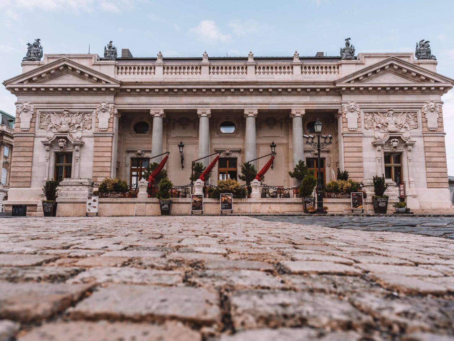 Das Royal Guard Café auf dem Burggelände in Budapest