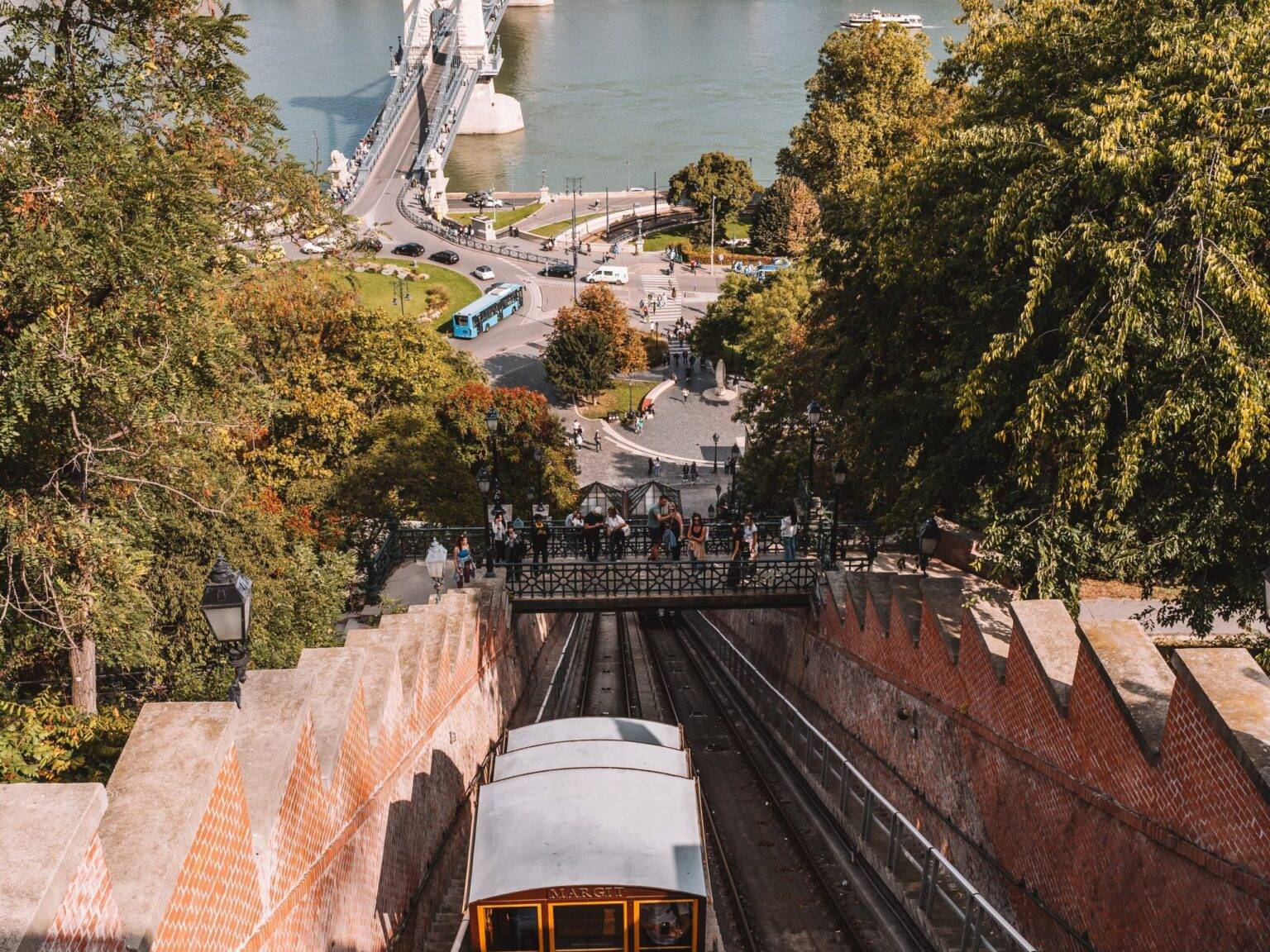 Die historische Standseilbahn am Burgberg in Budapest.