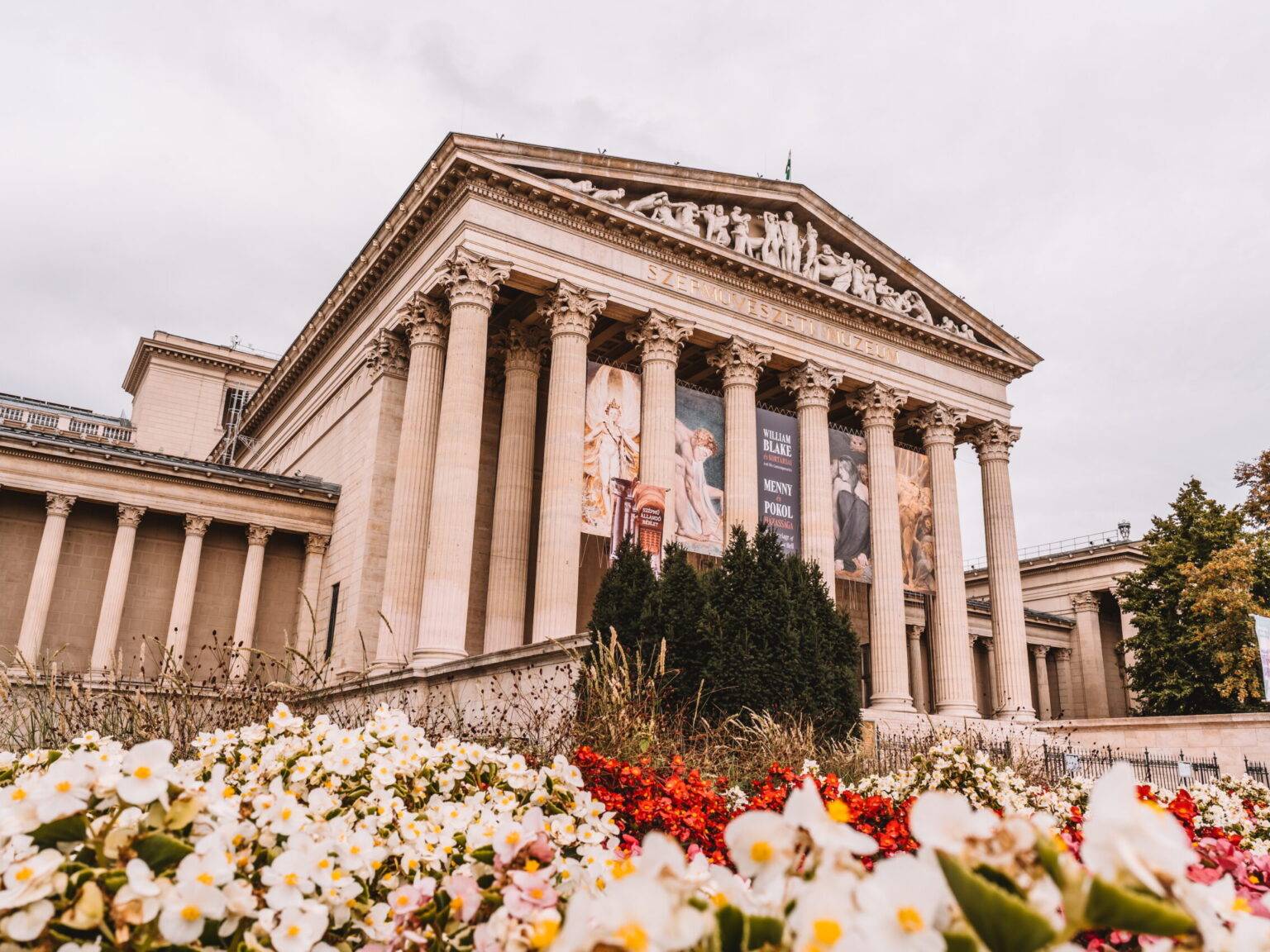 Das Museum der Schöoenen Küuenste am Heldenplatz in Budapest.