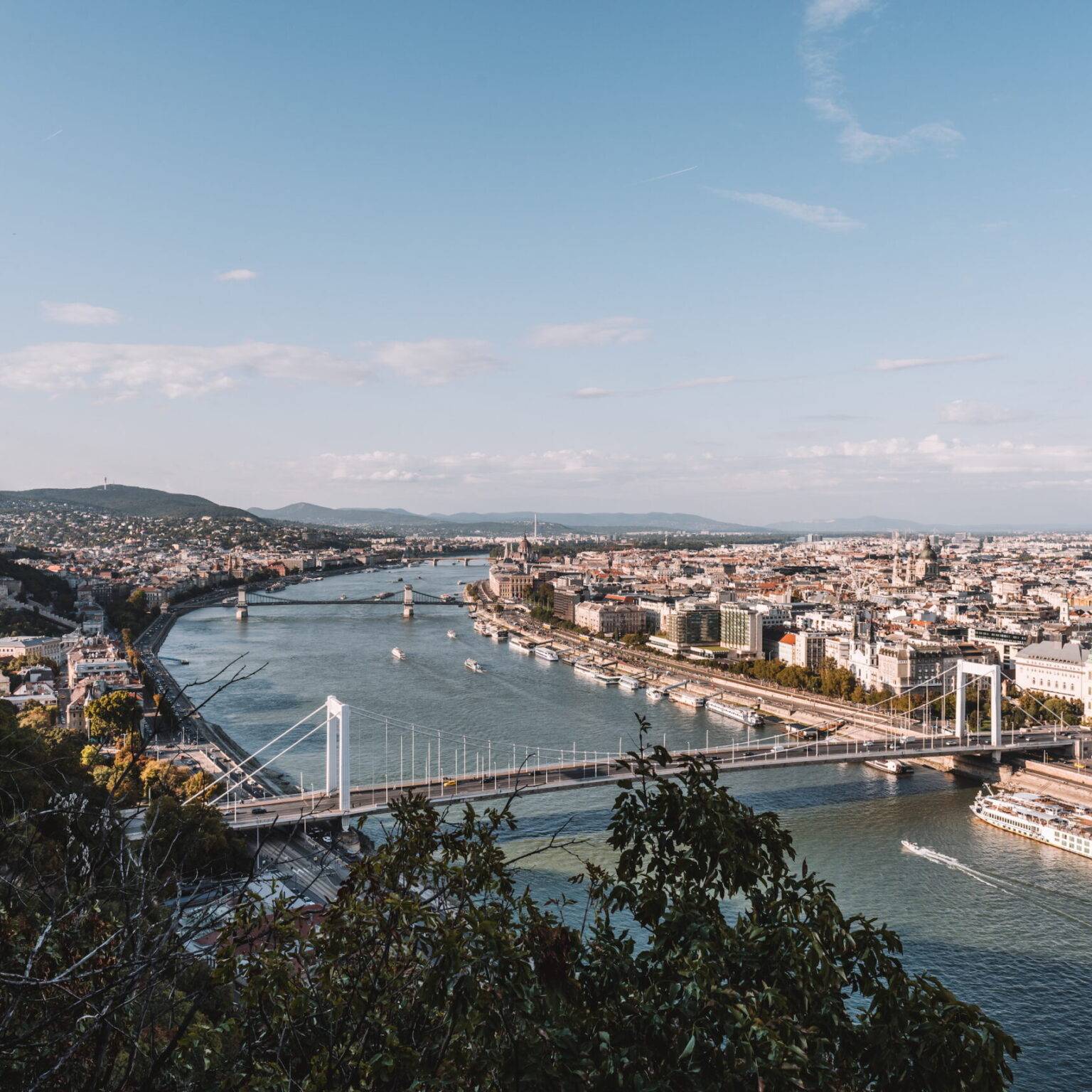 Budapest liegt unterhalb des Gellértbergs.