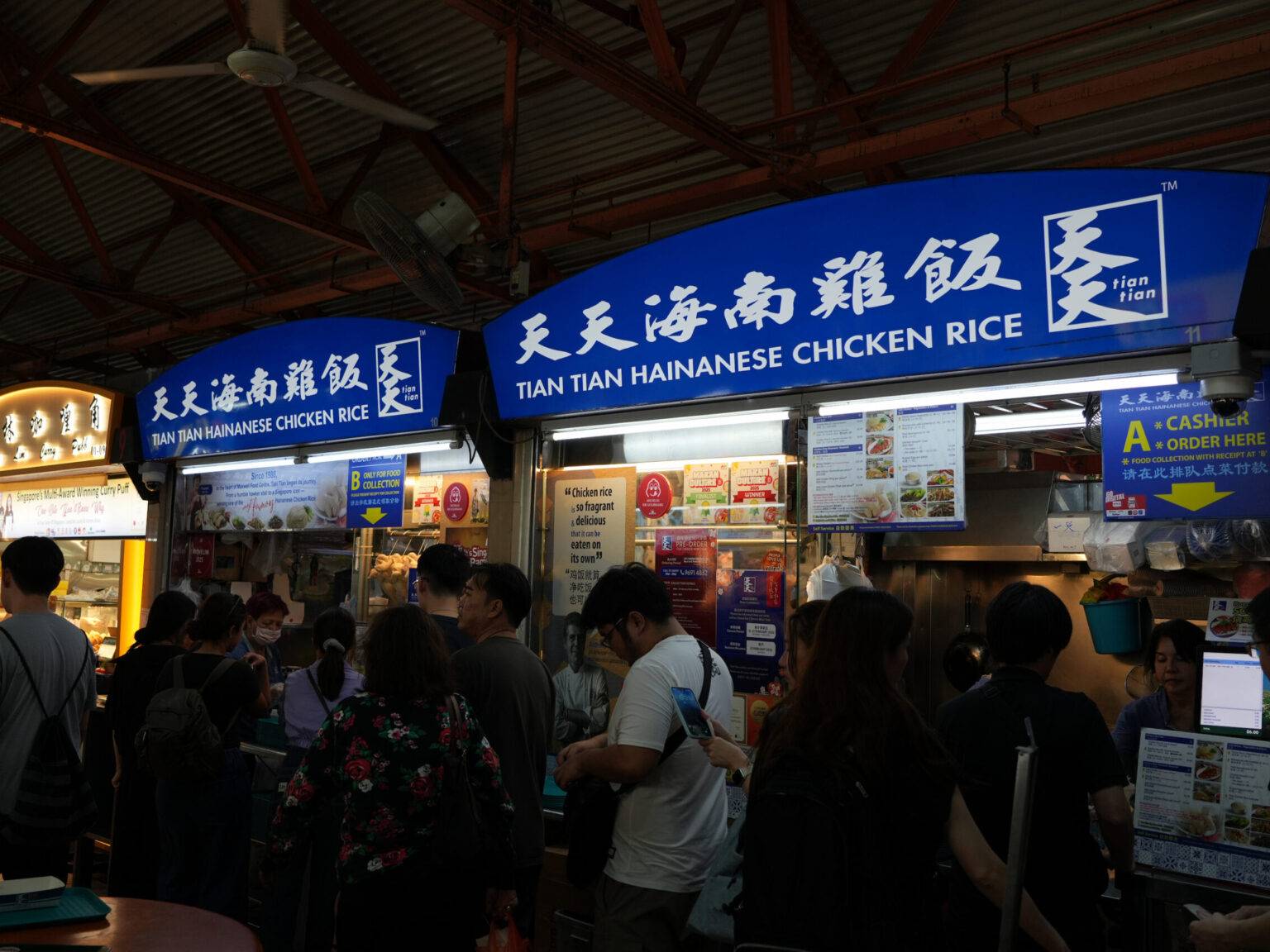 Tian Tian Hainanese Chicken Rice Stand im Maxwell Hawker Centre in Singapur mit wartenden Gästen vor dem berühmten Street-Food-Stand