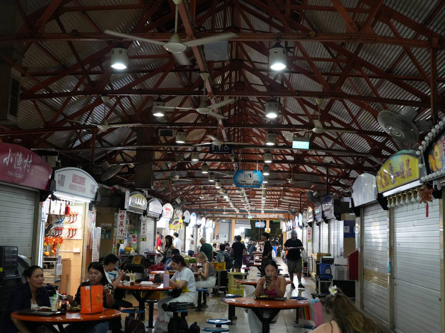 Maxwell Food Centre in Chinatown, Singapur, mit Hochhäusern im Hintergrund