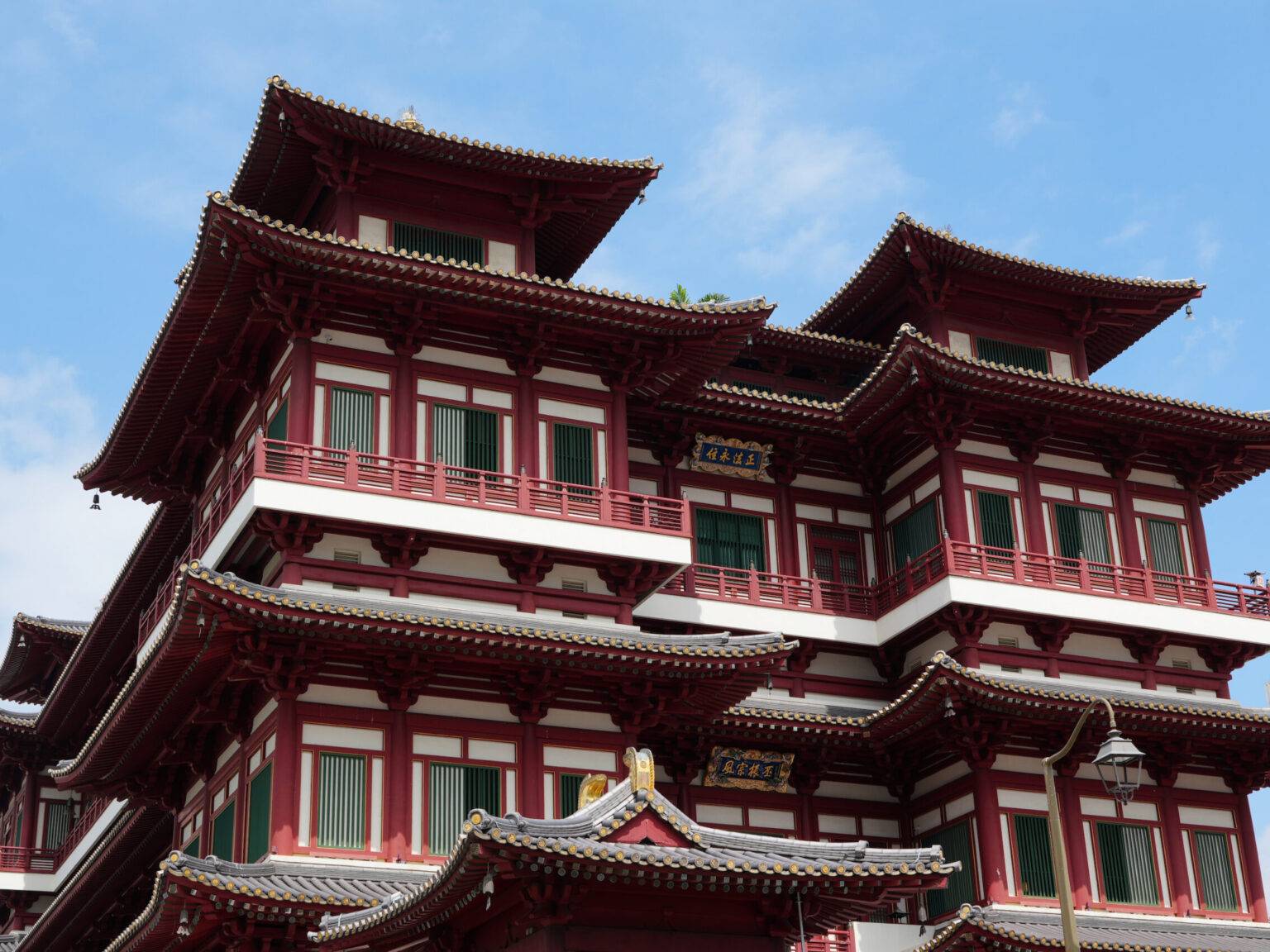 Mehrstöckiger buddhistischer Tempel mit roten Säulen und geschwungenen Dächern in Singapur