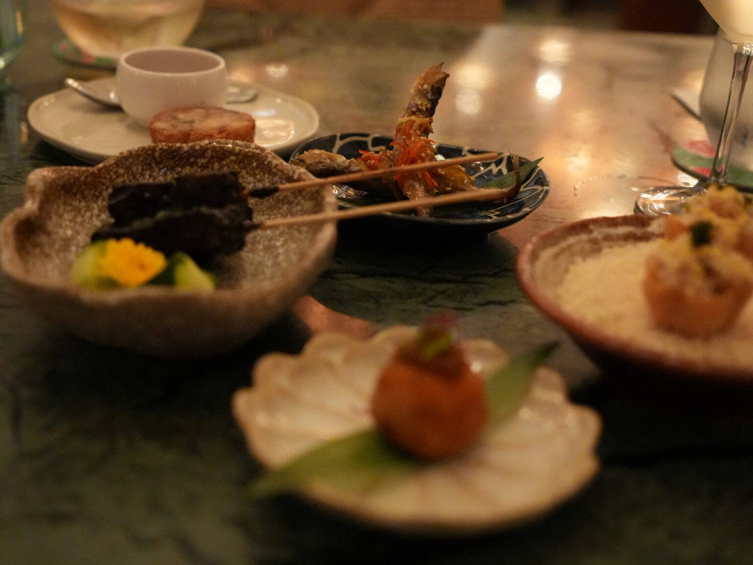 Köstliche Vorspeisen im Sterne-Restaurant Candlenut in Singapur, angerichtet auf einem Tisch