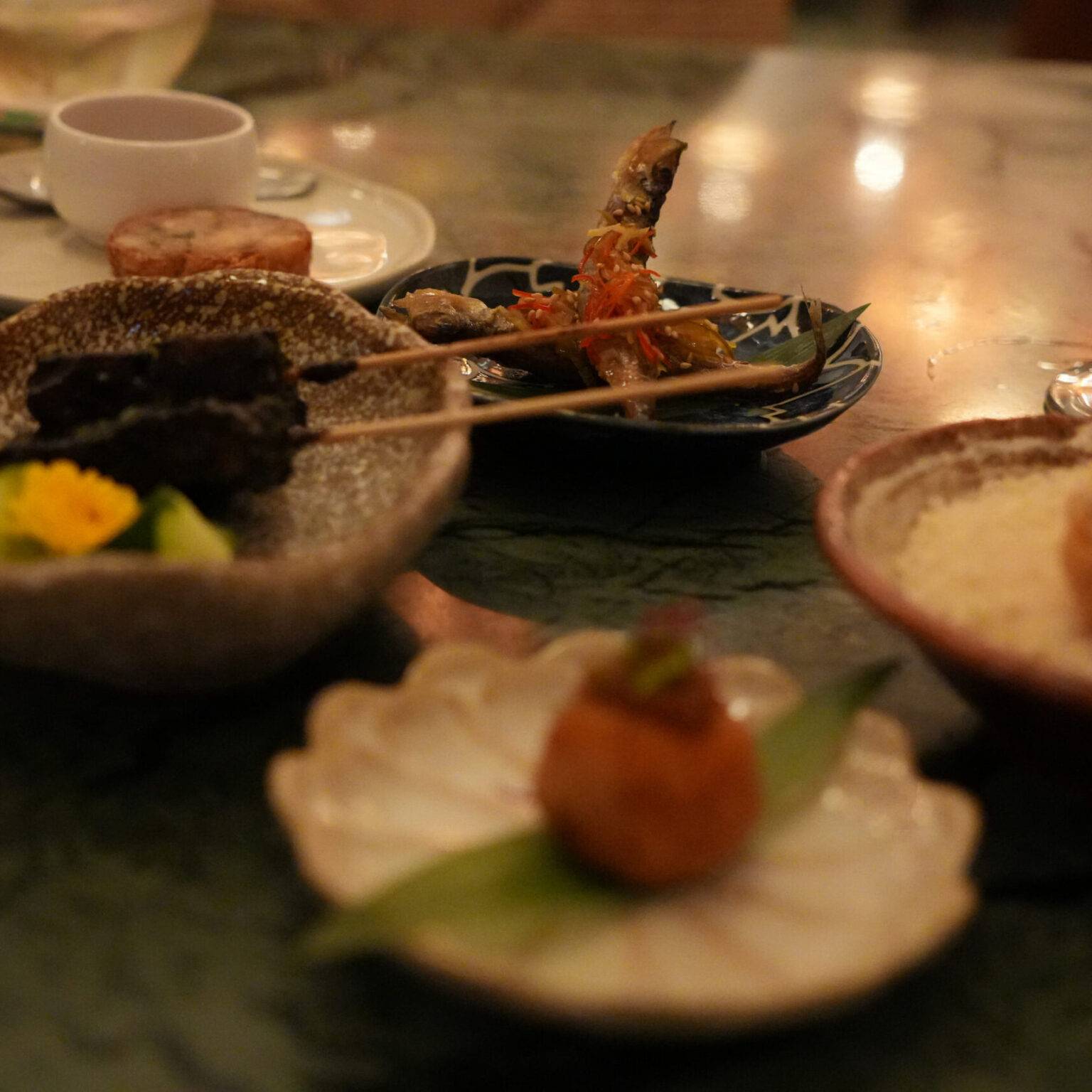 Köstliche Vorspeisen im Sterne-Restaurant Candlenut in Singapur, angerichtet auf einem Tisch