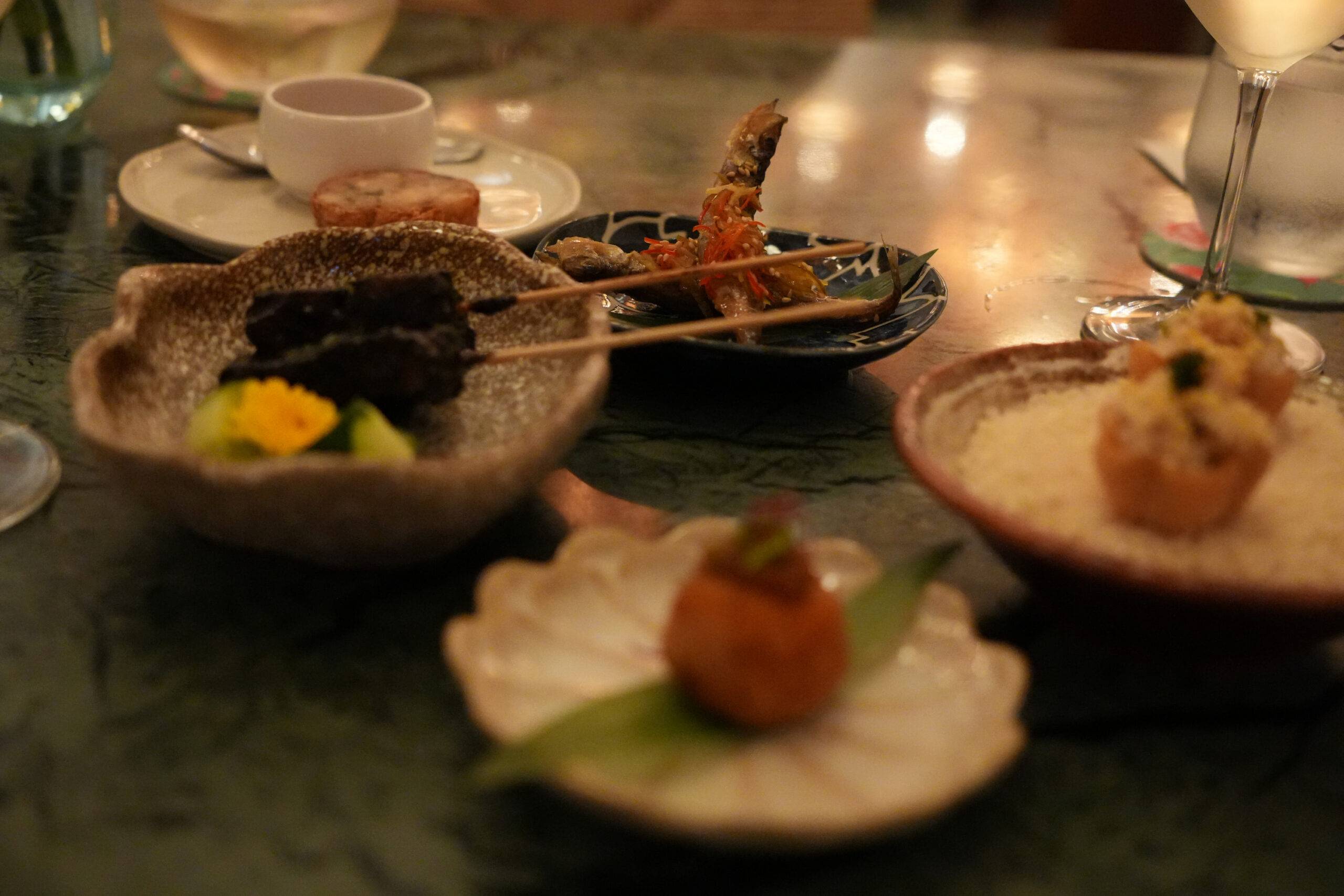 Köstliche Vorspeisen im Sterne-Restaurant Candlenut in Singapur, angerichtet auf einem Tisch