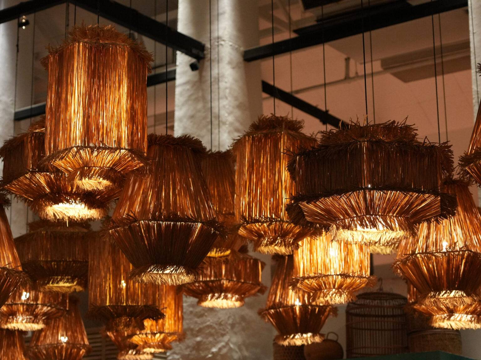 Hängelampen aus Rattan im Restaurant Candlenut in Singapur