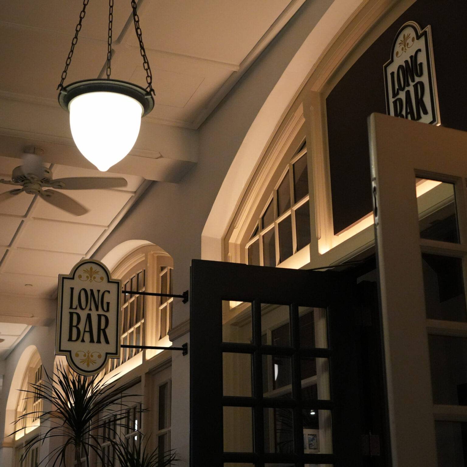 Eingang zur Long Bar im Raffles Hotel in Singapur