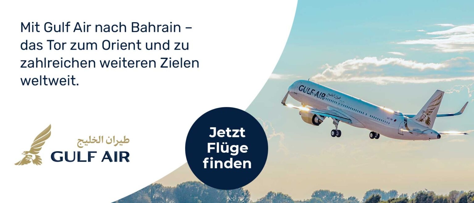 Flugzeug von Gulf Air hebt ab, umgeben von einem blauen Himmel und sanften Wolken.