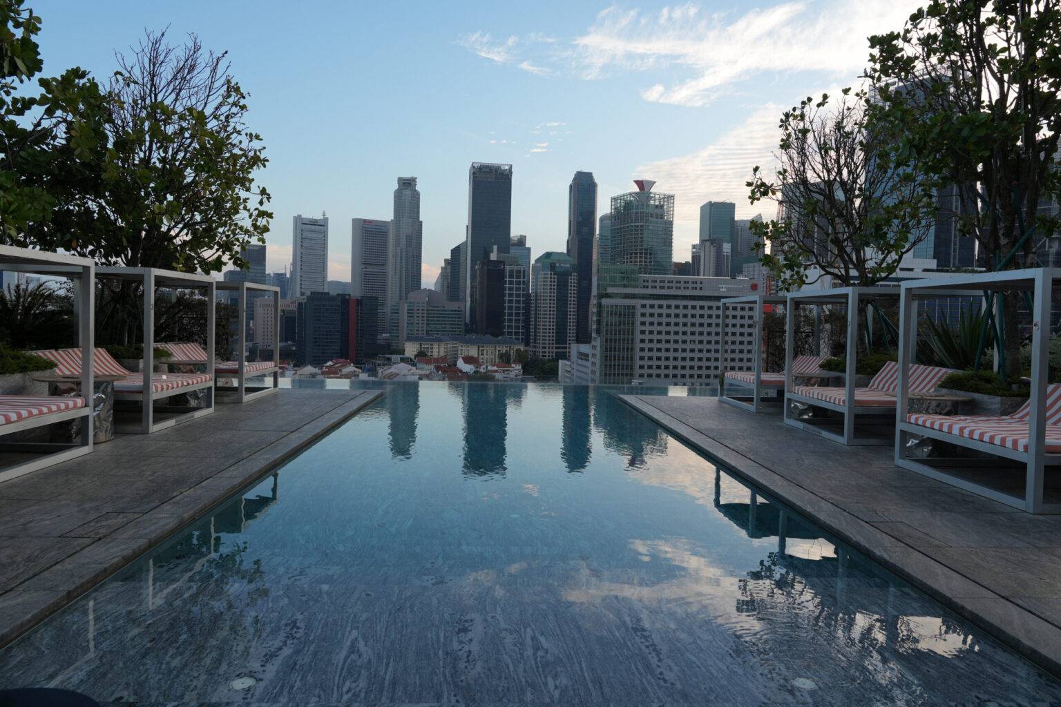 Rooftop-Pool des Hotels Mondrian Singapore Duxton mit Blick auf die Skyline der Stadt