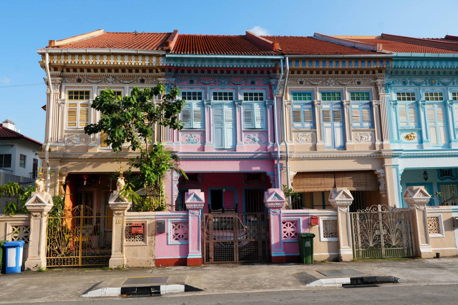 Bunte historische Peranakan-Shophouses mit verzierten Fassaden im Viertel Joo Chiat in Singapur