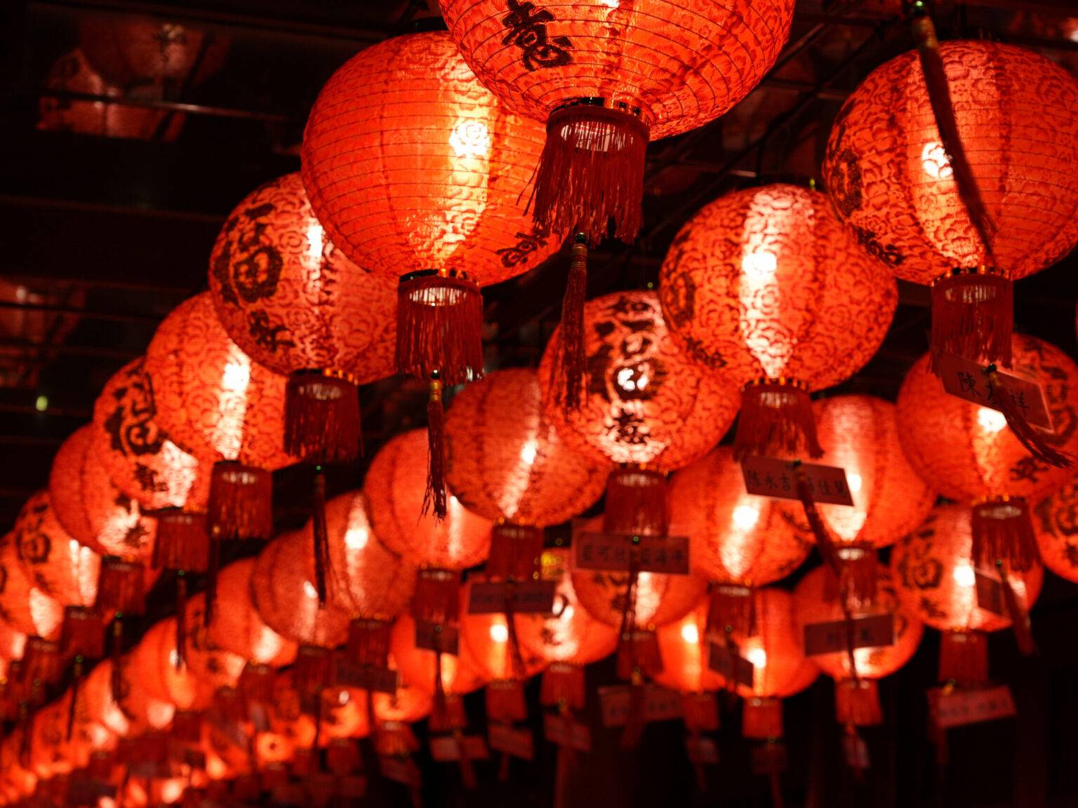Leuchtende rote Laternen über einer Straße in Chinatown in Singapur.
