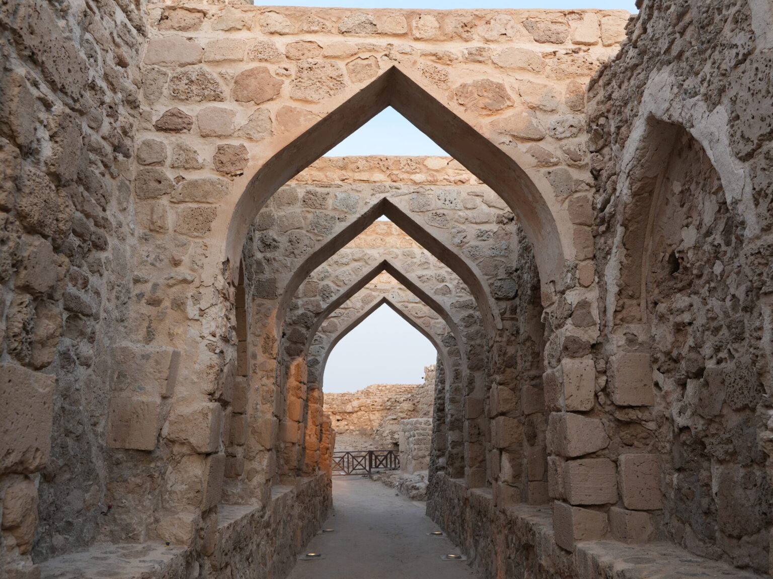 Historische Steinbögen und Gänge in der Festung Qal’at al-Bahrain in Manama.