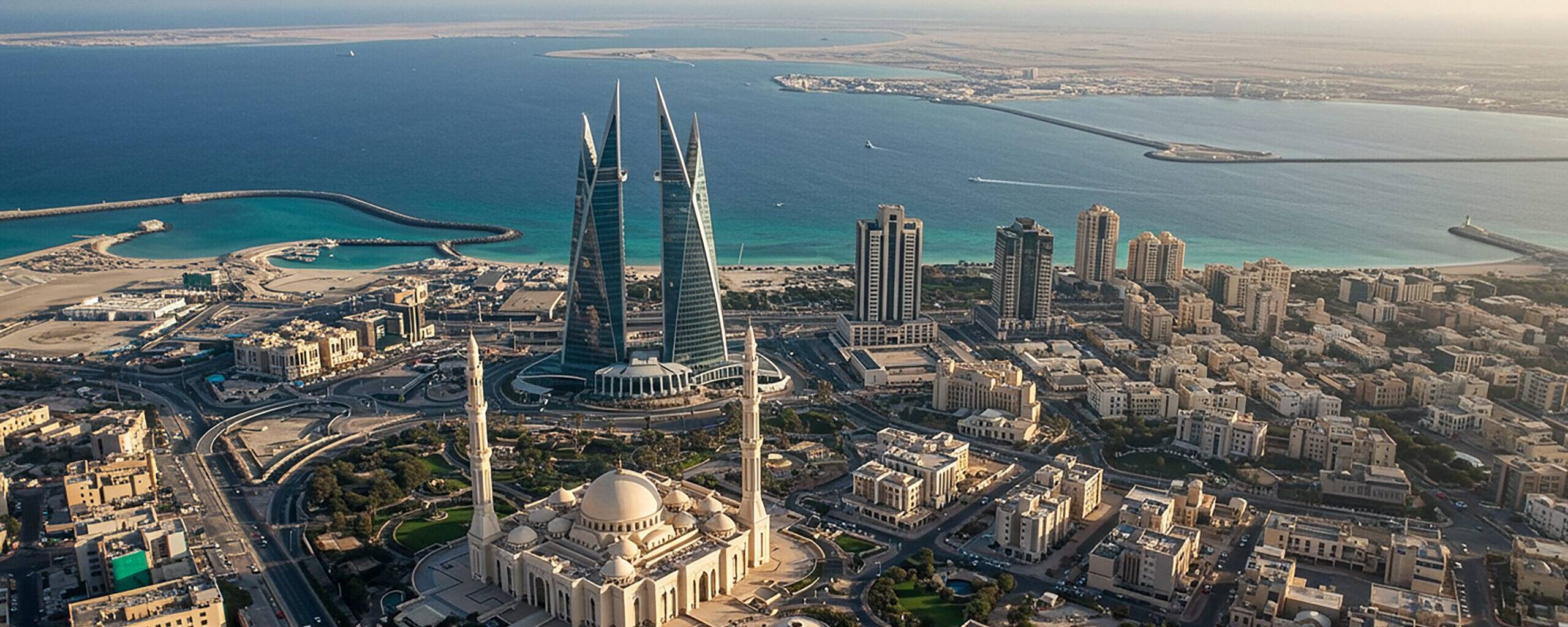 Die Skyline von Bahrain mit modernen Hochhäusern und einer Mosche.