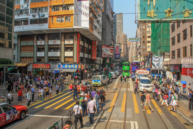 Viele Menschen sind in Hongkong in der Yee Wo Street unterwegs.