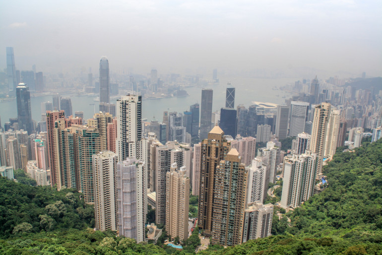 Vom Hausberg Victoria Peak genießt man unter dem Dunst der Stadt einen großartigen Blick über die Skyline Hongkongs.