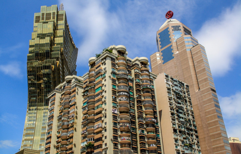 Die Wolkenkrater von Macau, China wirken mit ihren vielen Wohneinheiten von der Straße aus betrachtet riesig.